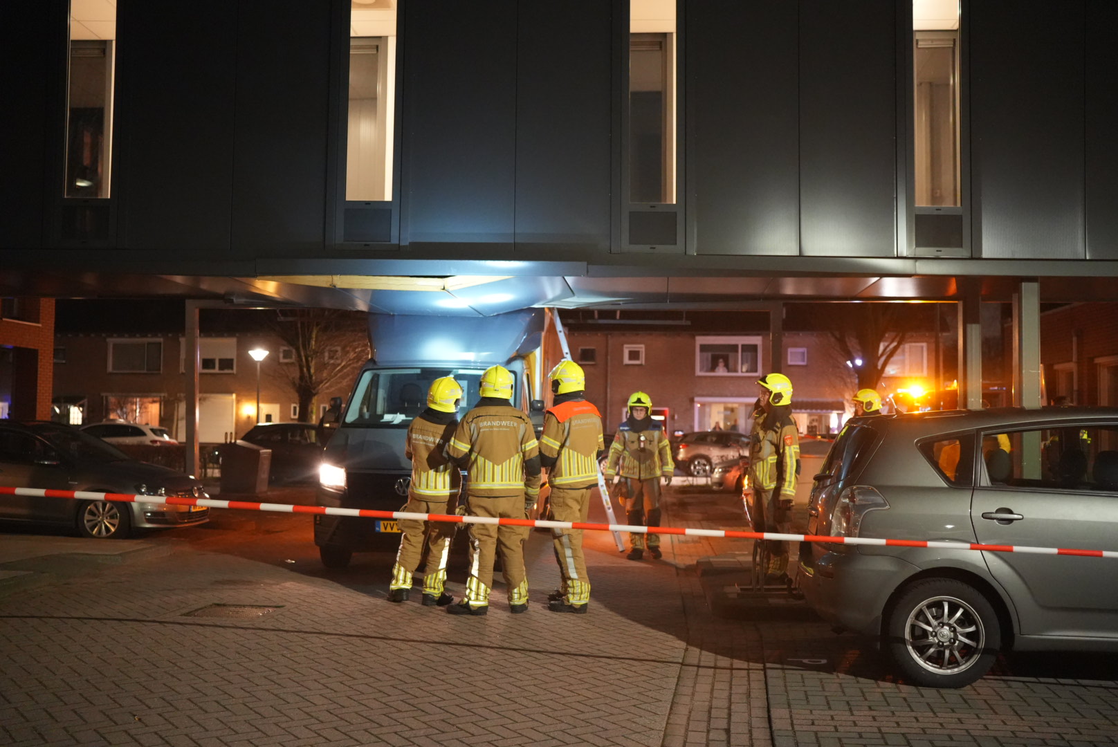 Bezorgwagen botst tegen loopbrug