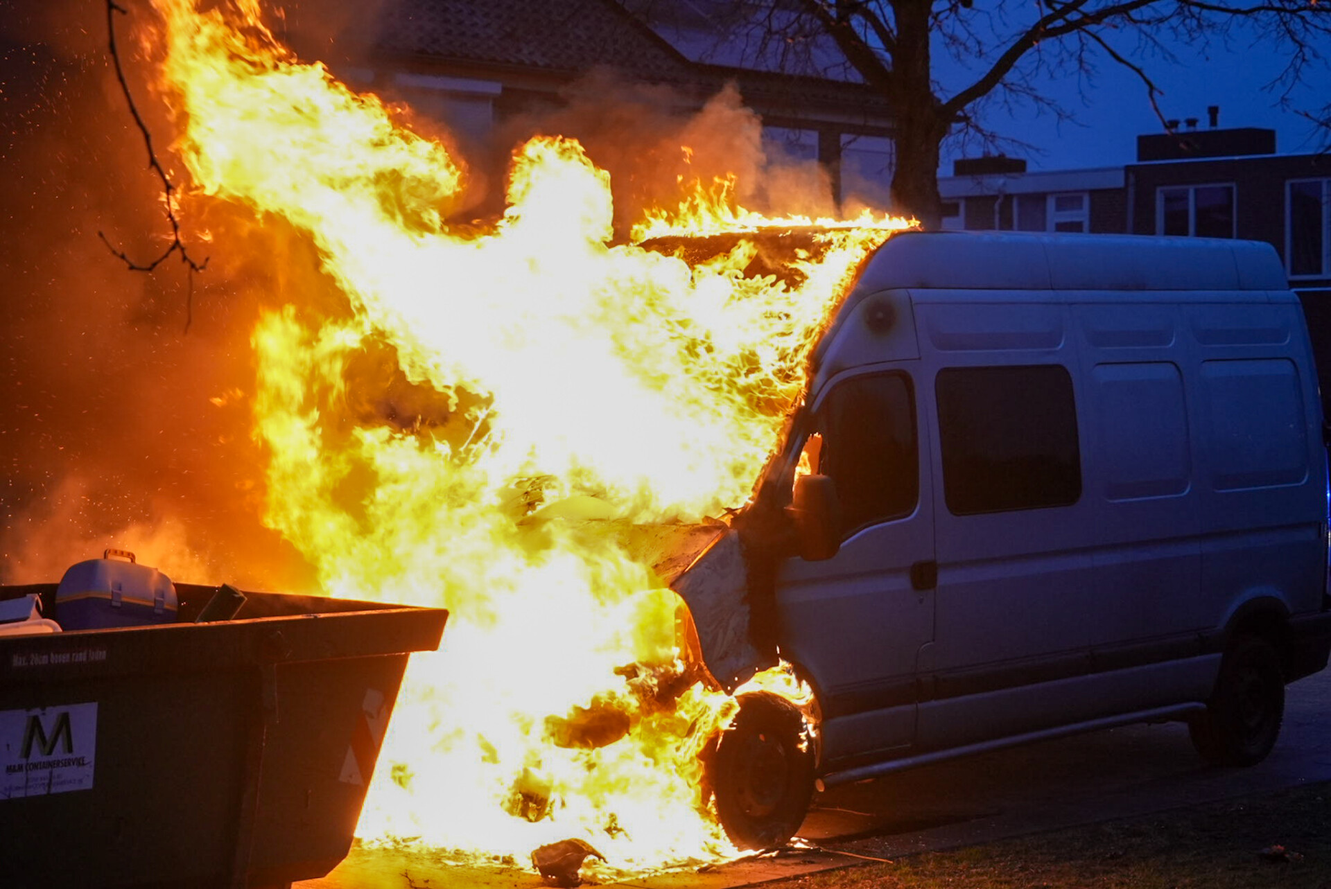 Bestelbus volledig uitgebrand, politie doet onderzoek
