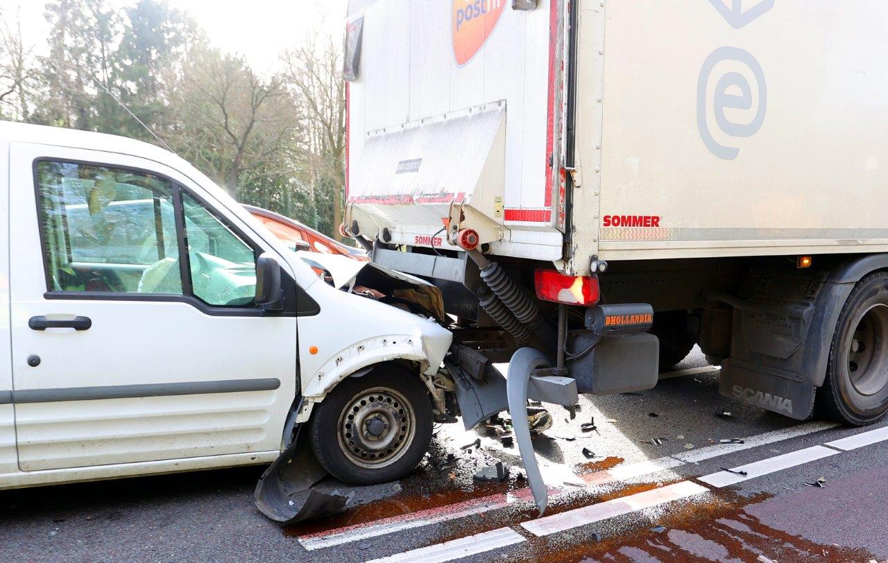 Bestuurder botst achterop stilstaande vrachtwagen