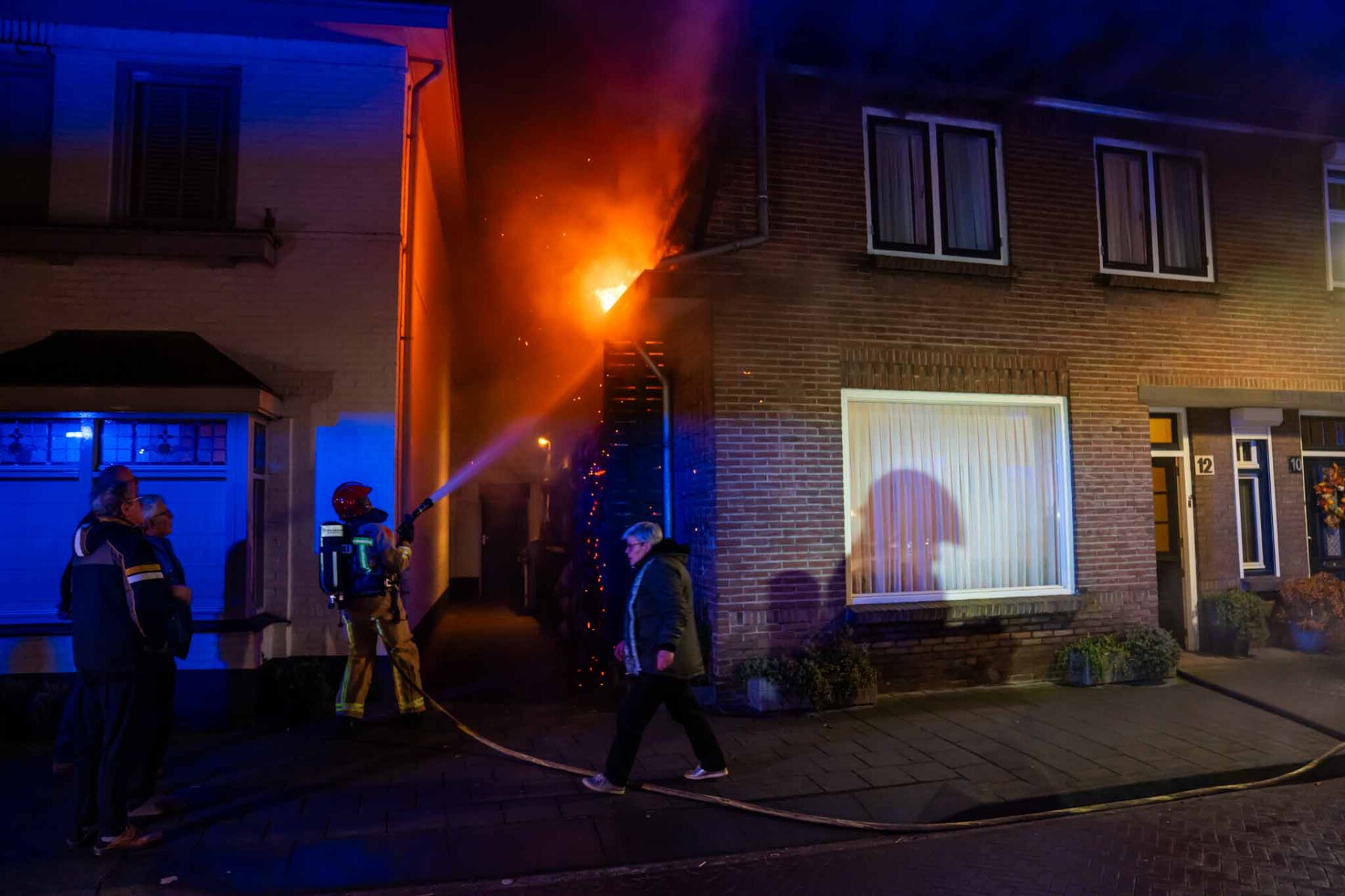 Korte felle brand op dak van woning