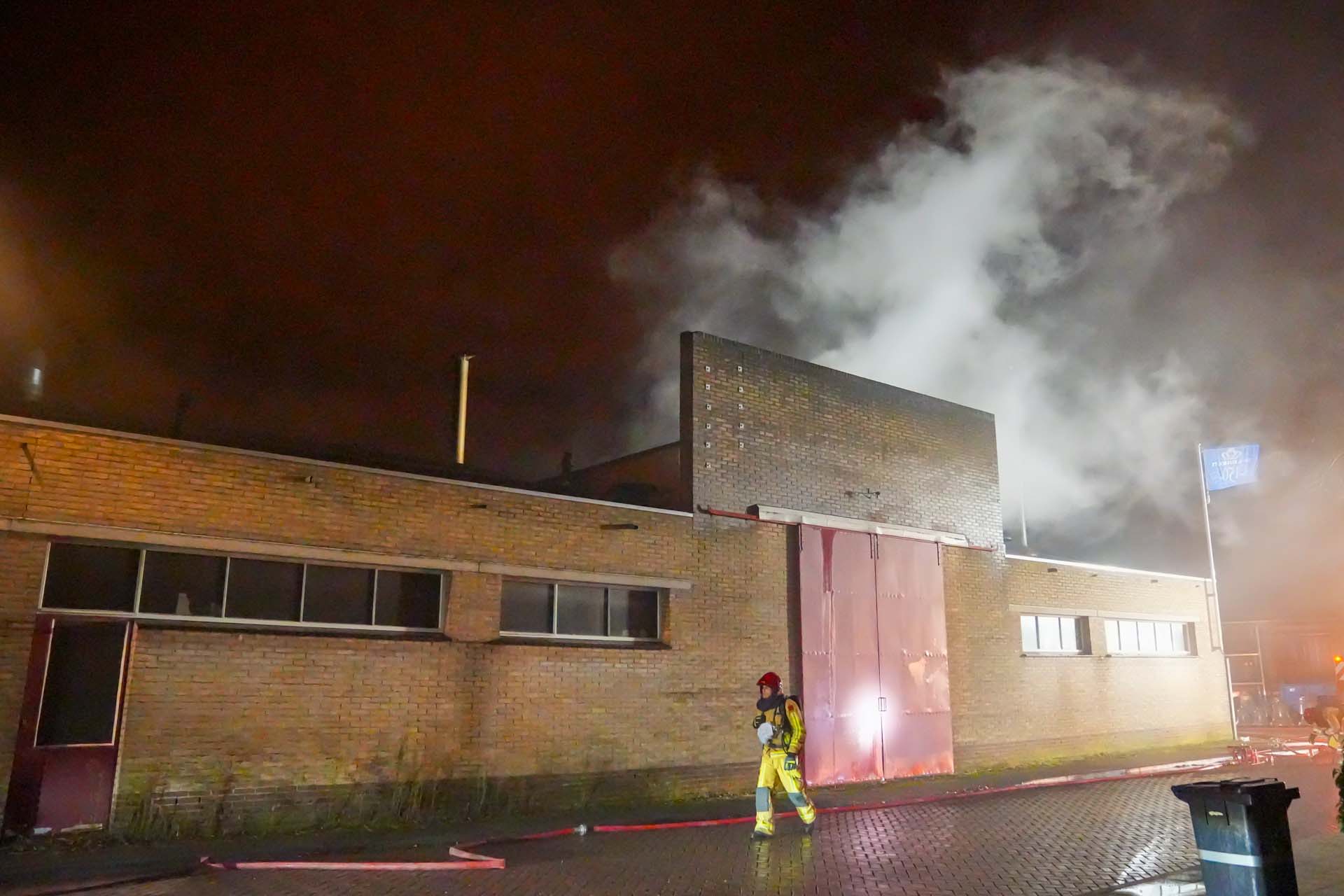 Brandweer schaalt op naar grote brand bij koninklijke klokkengieterij