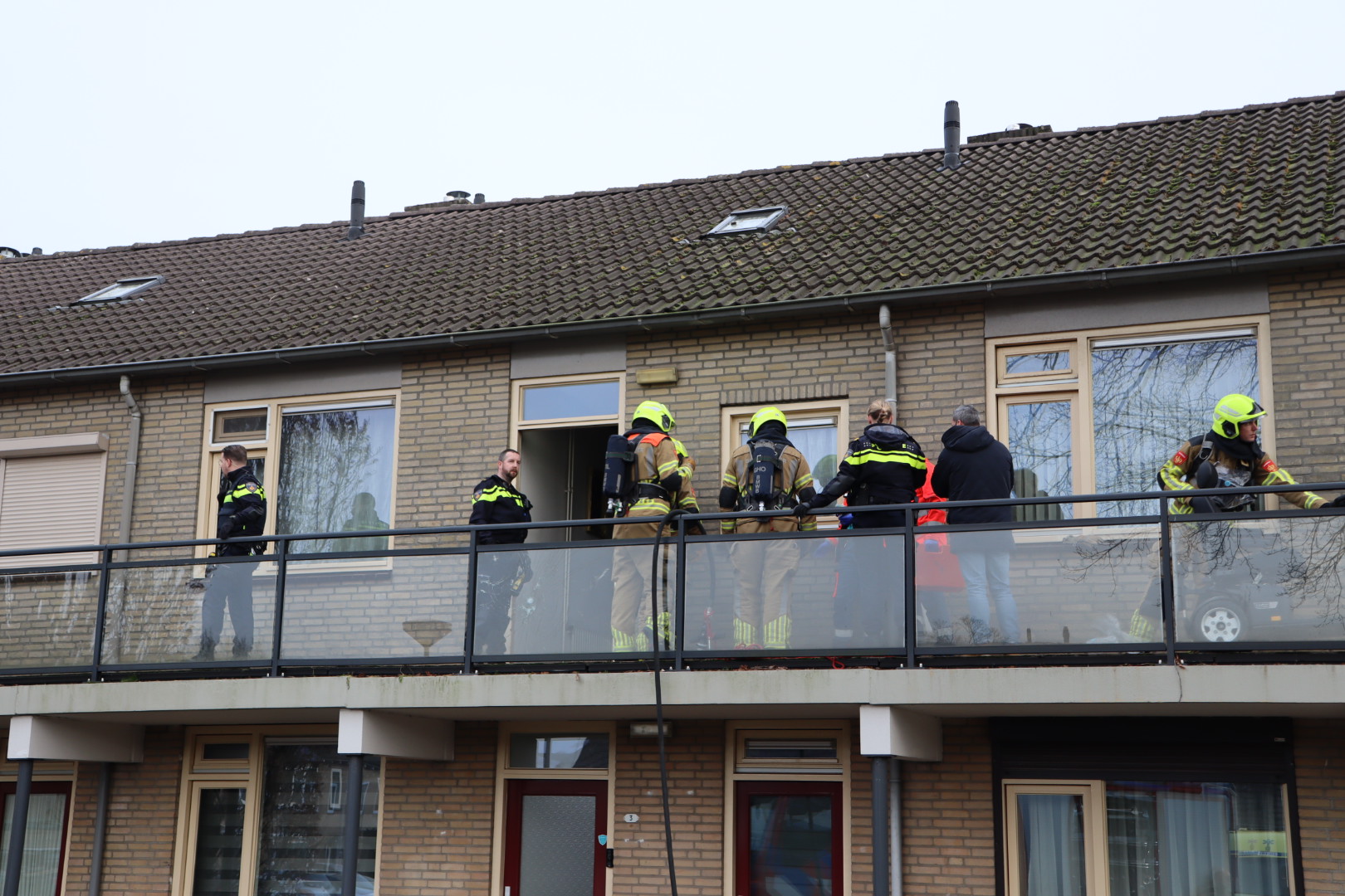 Doorgedraaide man steekt eigen appartement in brand