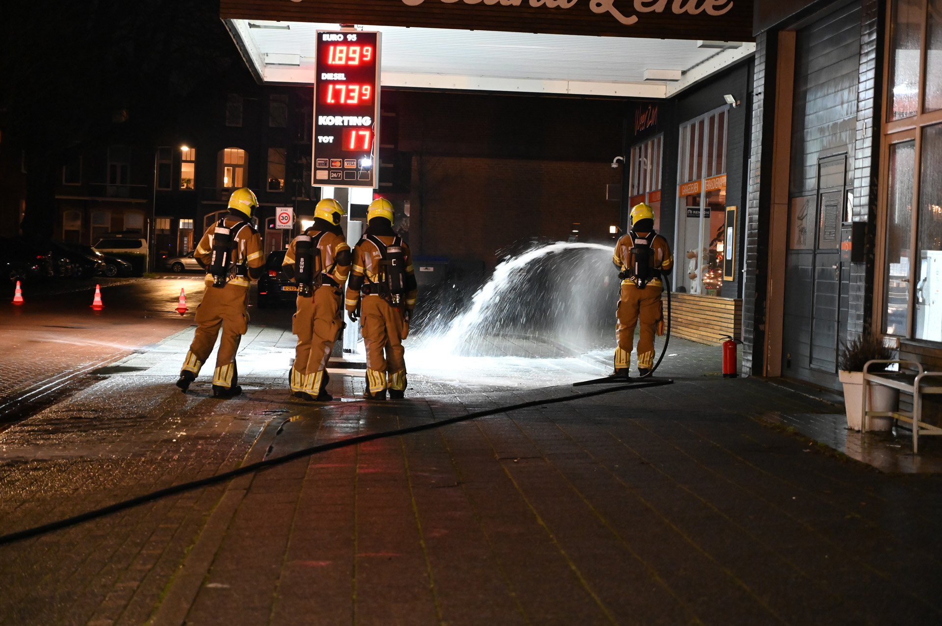 Lekkage bij tankstation, brandweer zet schuim in