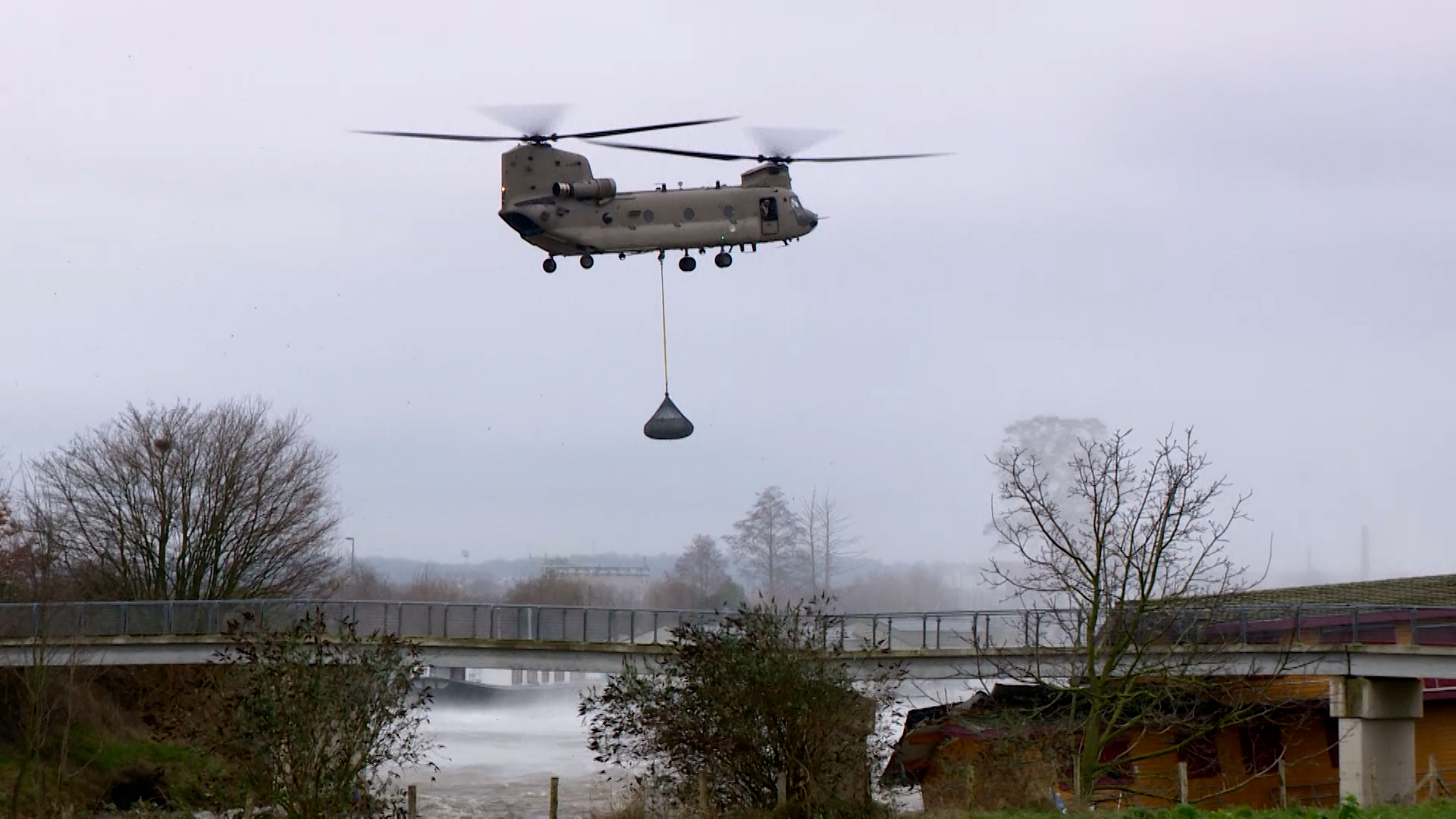 Chinooks Gilze-Rijen ingezet om nooddam te maken in Maastricht