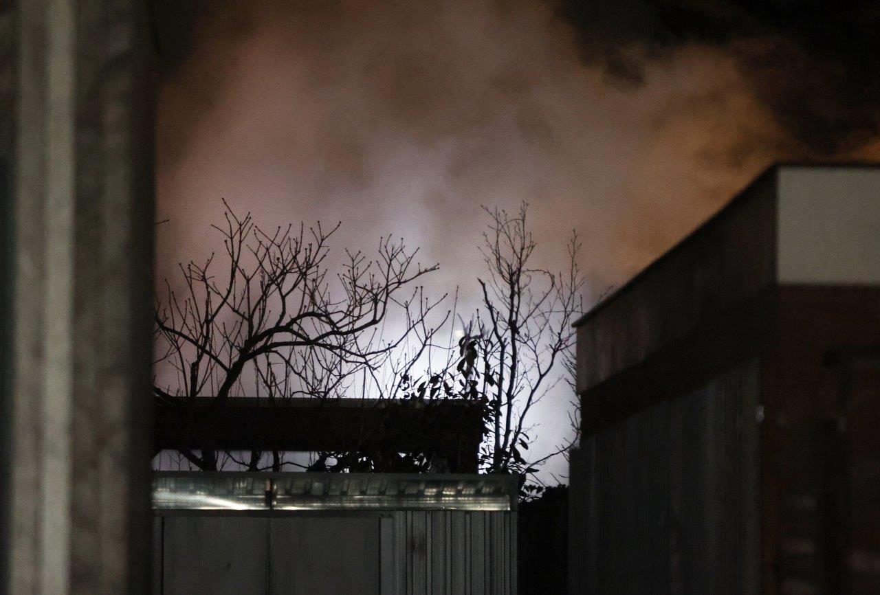 Tuinhuis vliegt in brand door brandende kaars