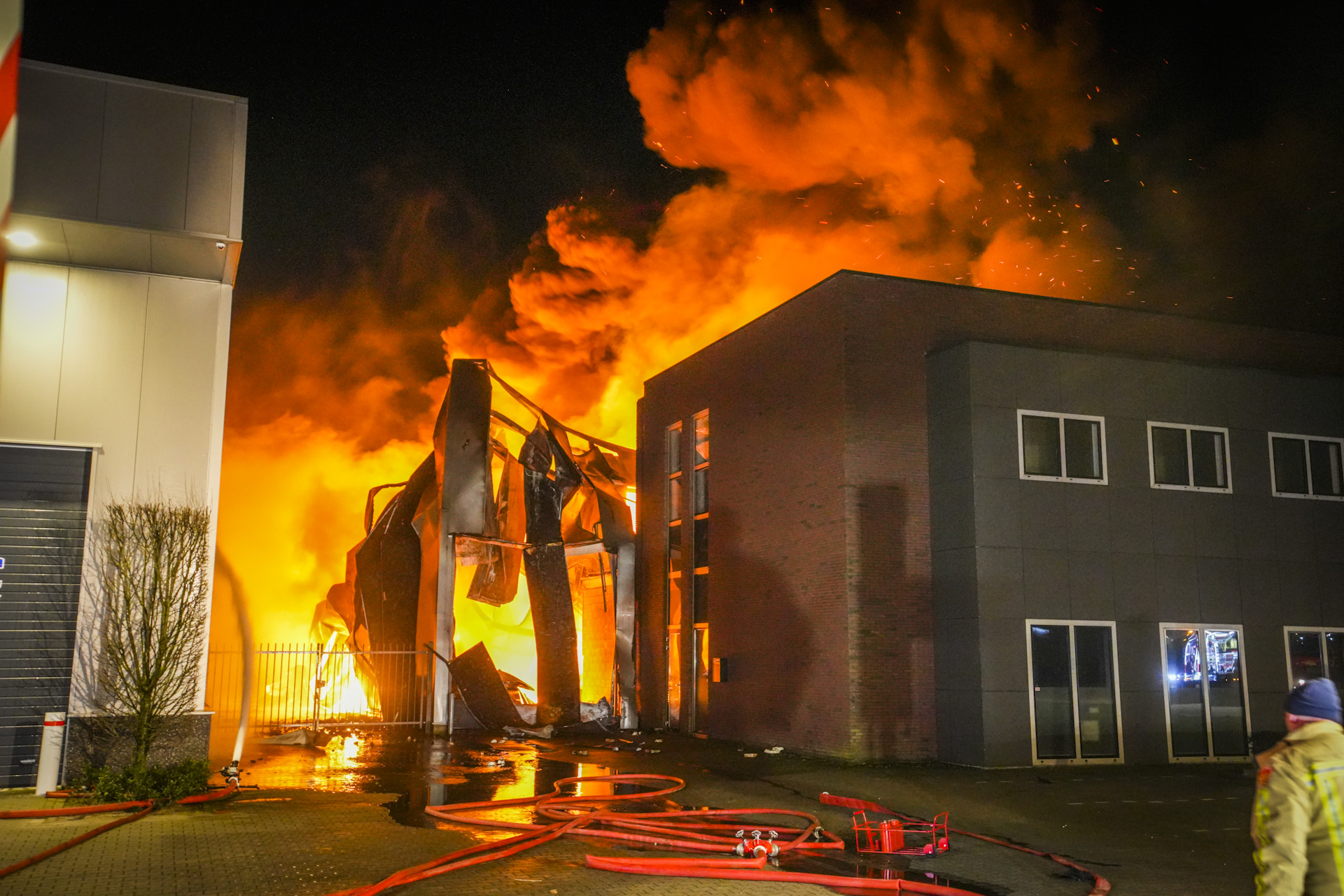 Grote brand in bedrijfsverzamelgebouw