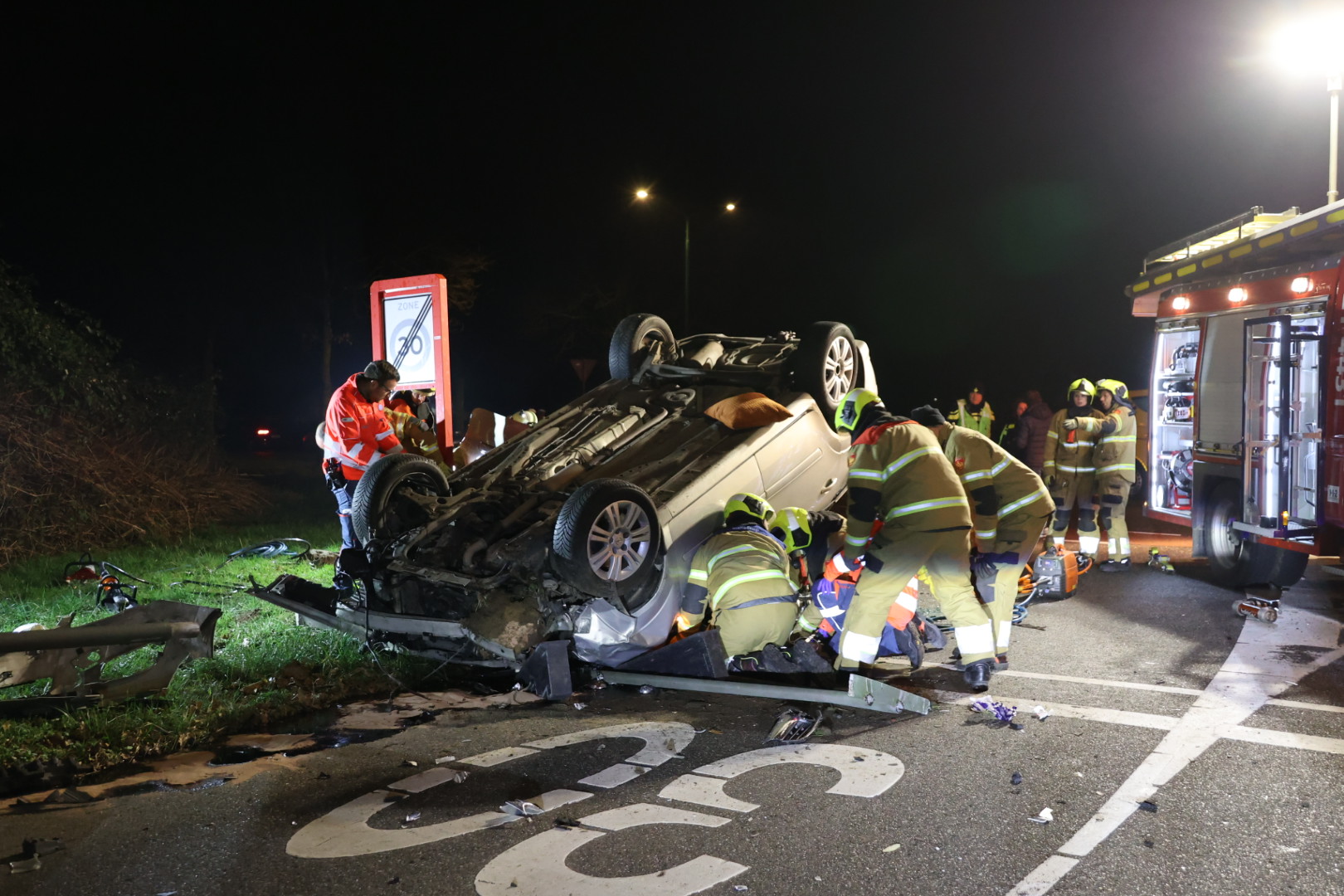 Auto stort van viaduct, bestuurder zwaargewond