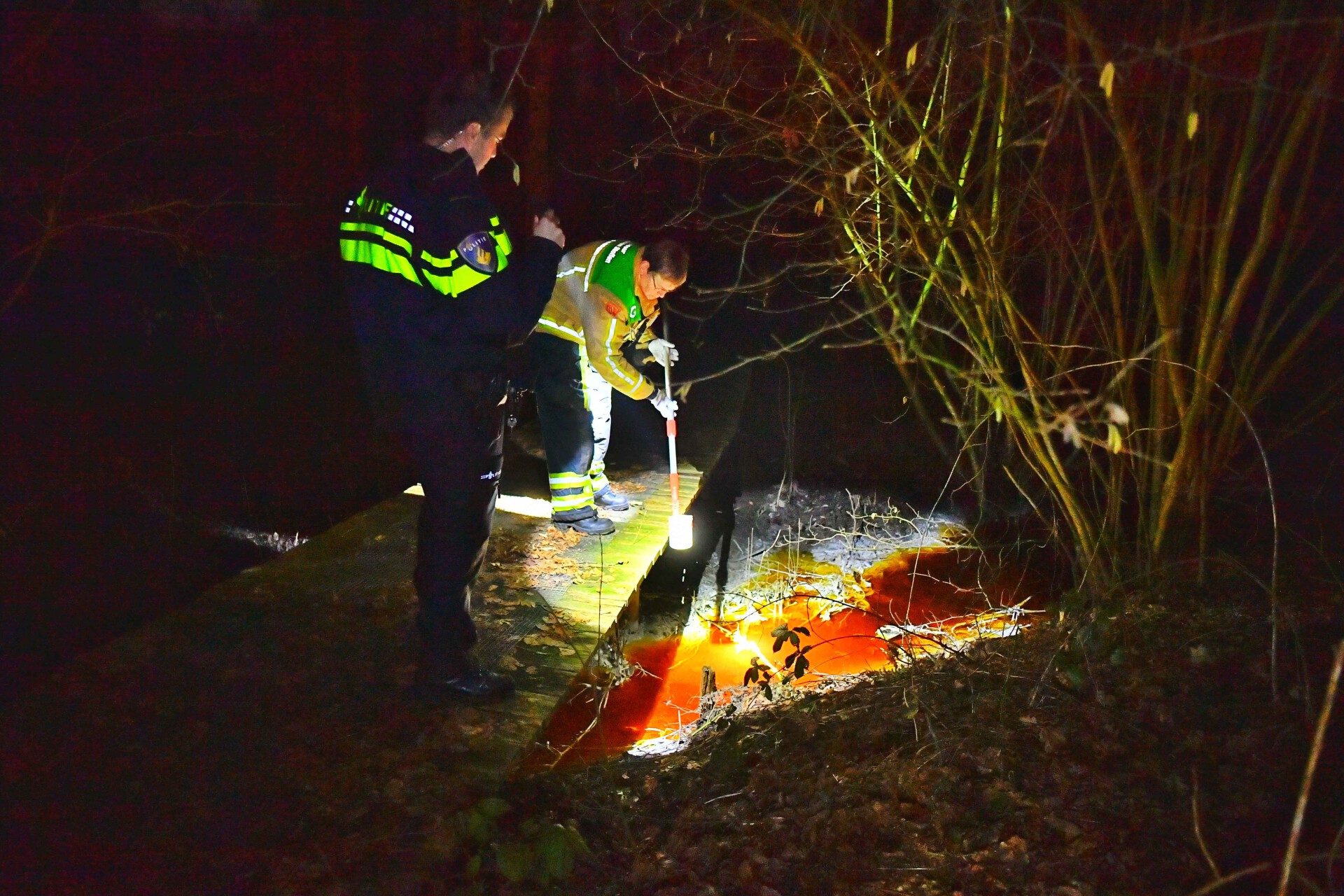 Sloot kleurt bruin en oranje, brandweer doet onderzoek