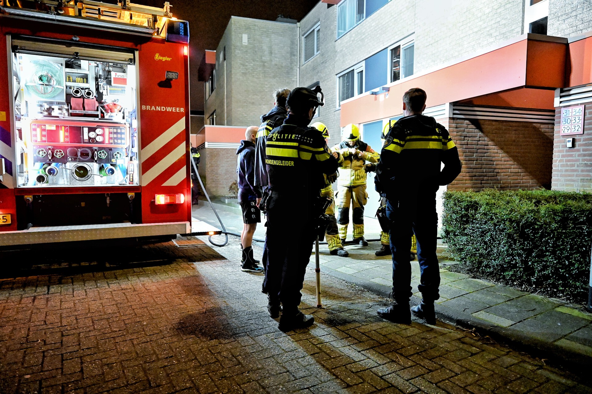 Bewoner met spoed naar ziekenhuis na brand in appartement