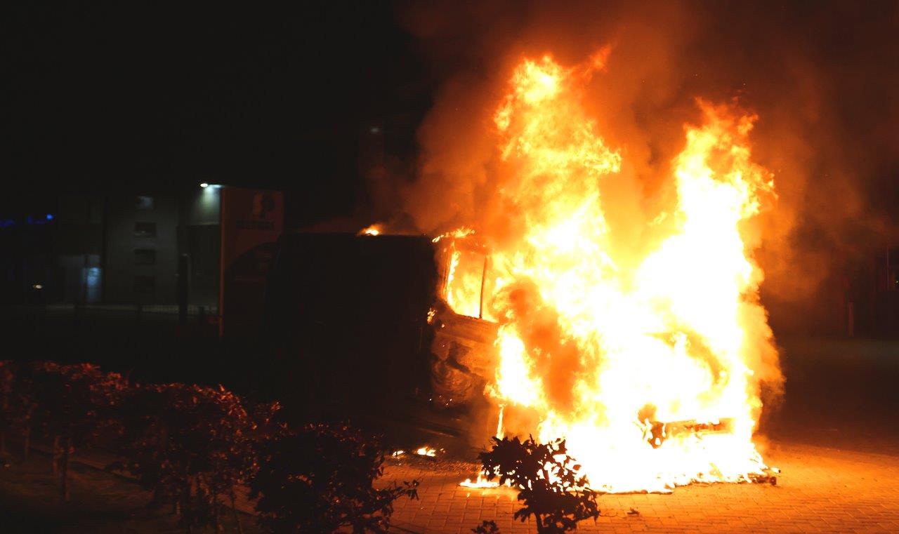 Bestelbus vliegt in brand tijdens het rijden