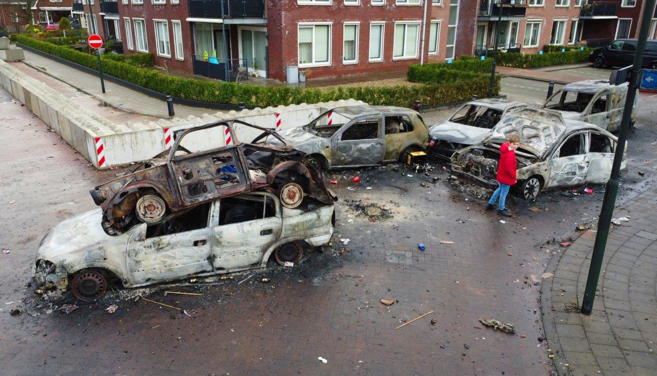 Foto’s: Autokerkhof op de beruchte kruising in Veen op nieuwsjaardag