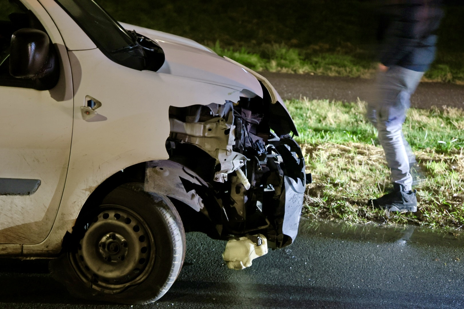 Pakketbezorger botst tegen paaltje op vluchtheuvel