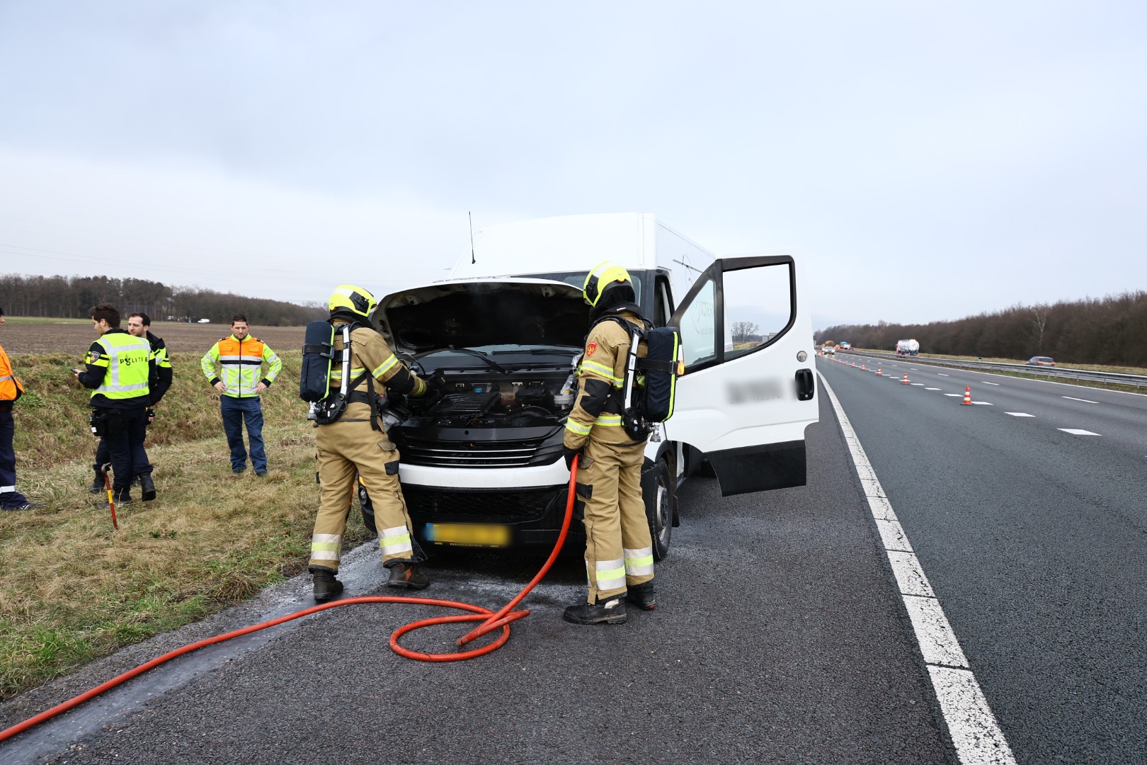 Bestelbus vliegt in brand op A73