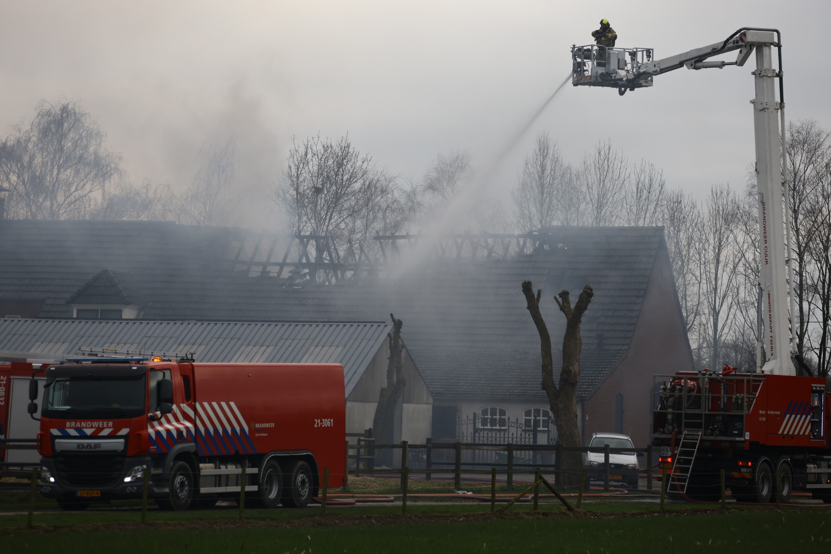 Brandweer blust uitslaande woningbrand