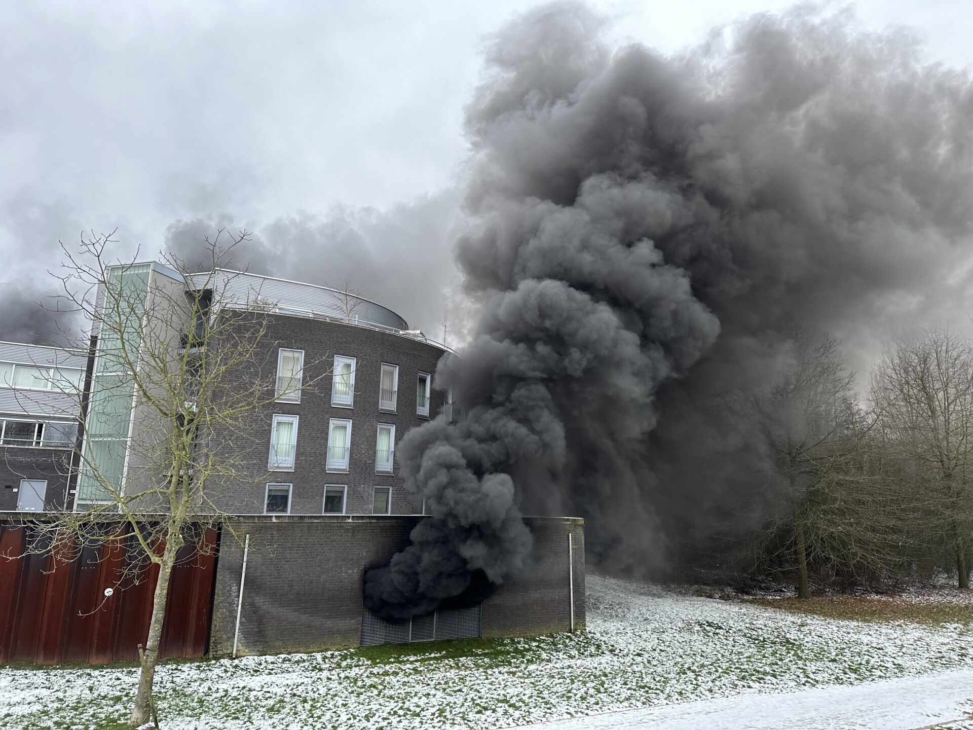 Dodelijk slachtoffer na brand: bewoner in auto overleden