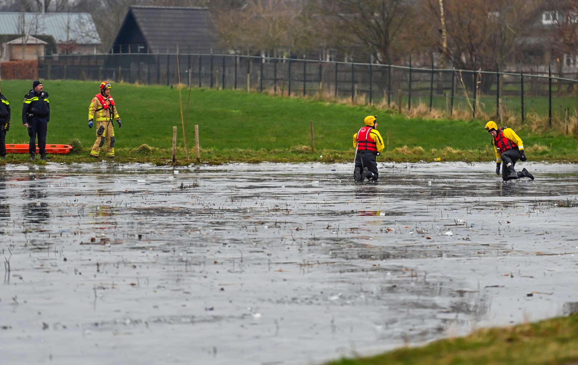 Hulpdiensten rukken groot uit voor vermiste jongen in water
