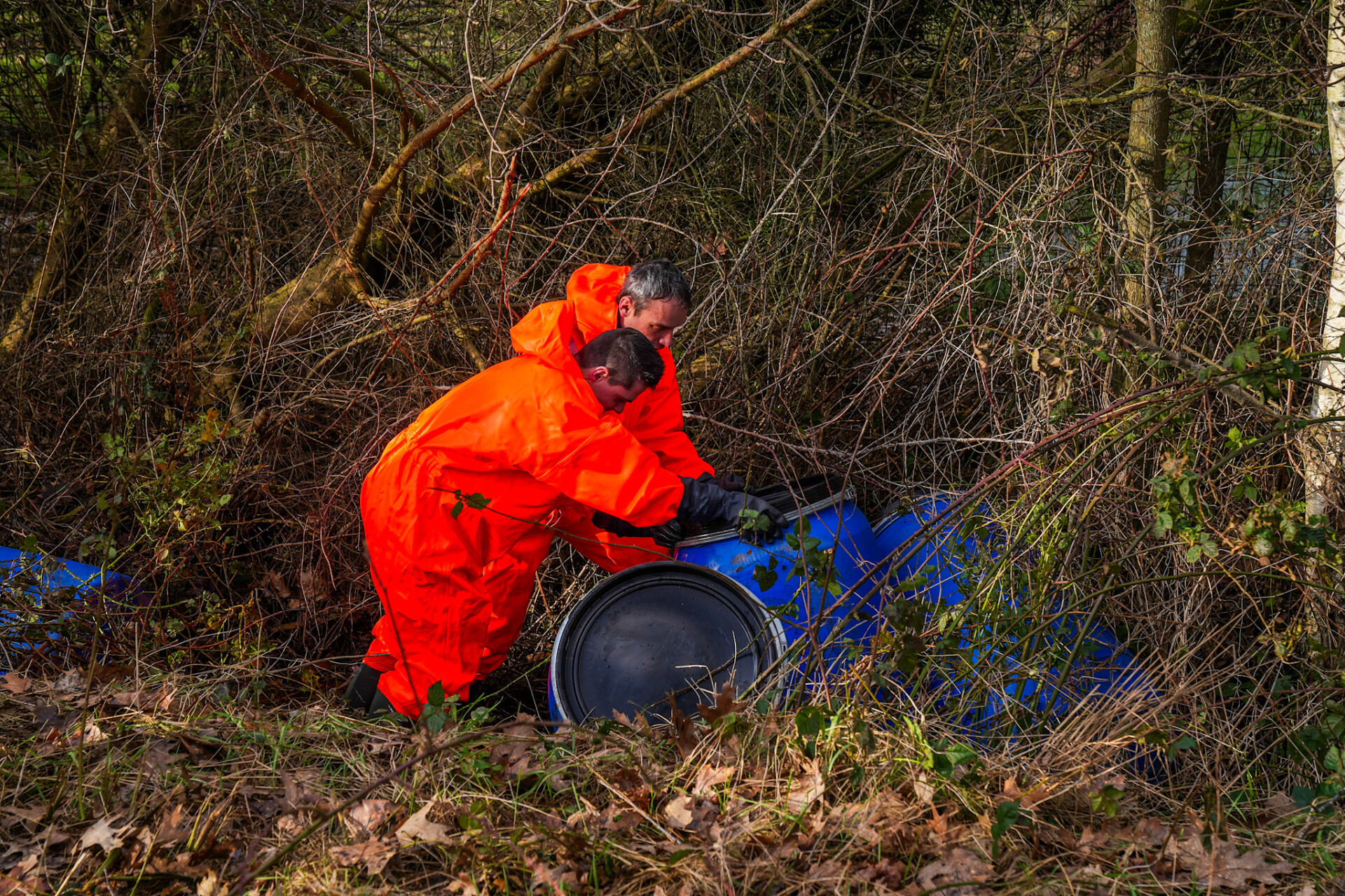 Blauwe vaten met drugsafval gedumpt in Neerkant