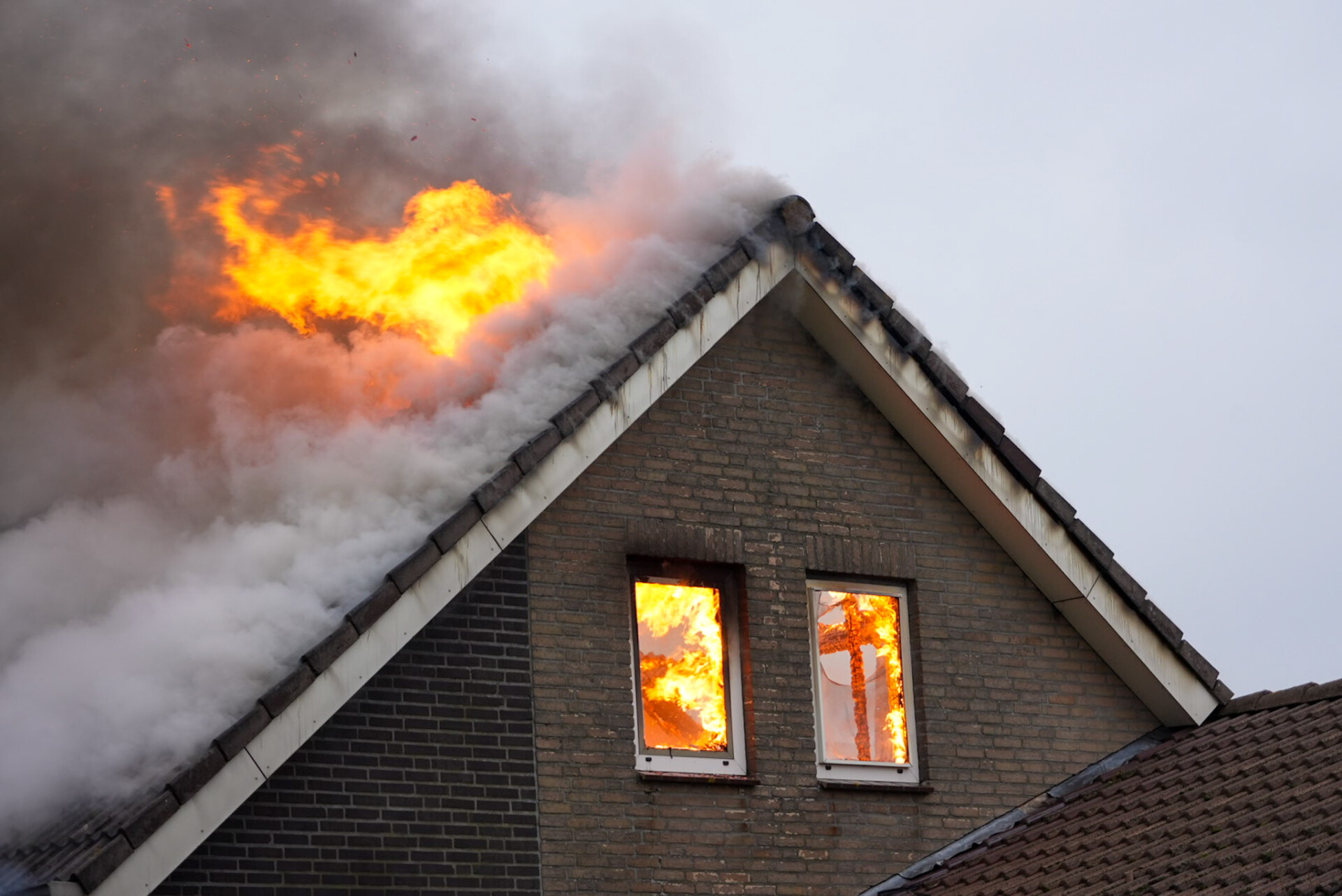 Man aangehouden voor belemmeren hulpdiensten tijdens uitslaande brand