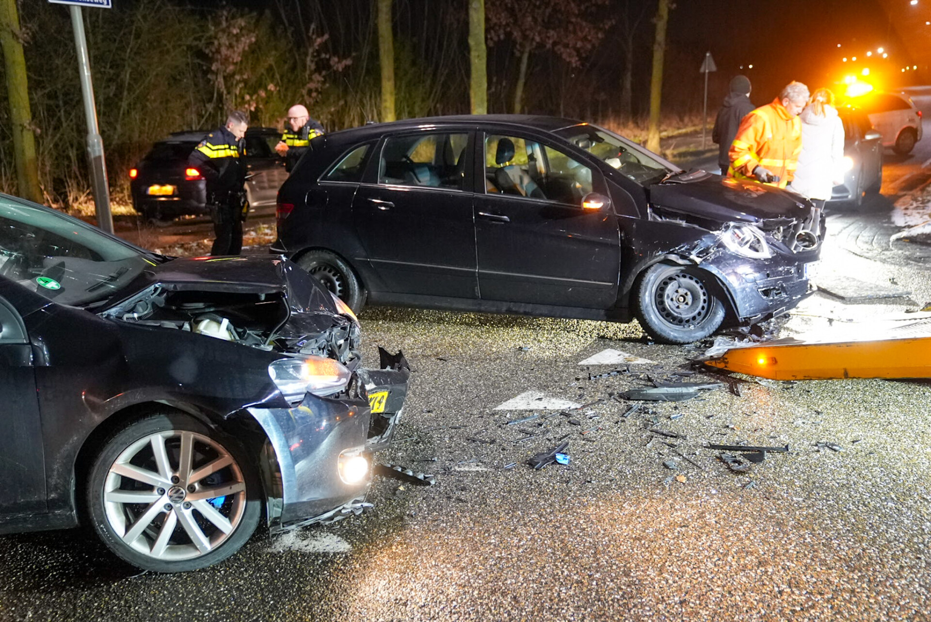 Zware schade aan twee auto’s na harde botsing