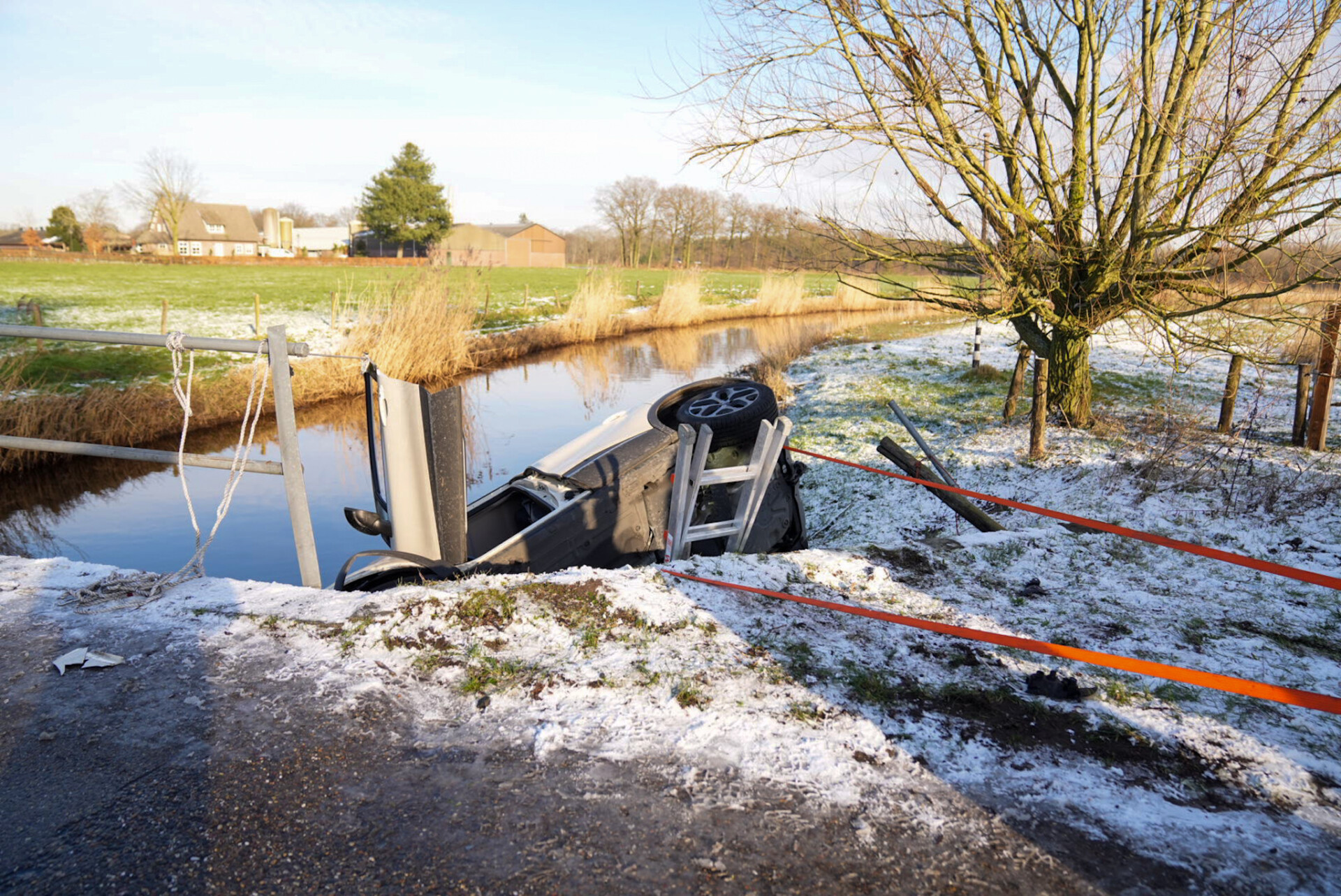 Auto blijft net boven water hangen na glijpartij