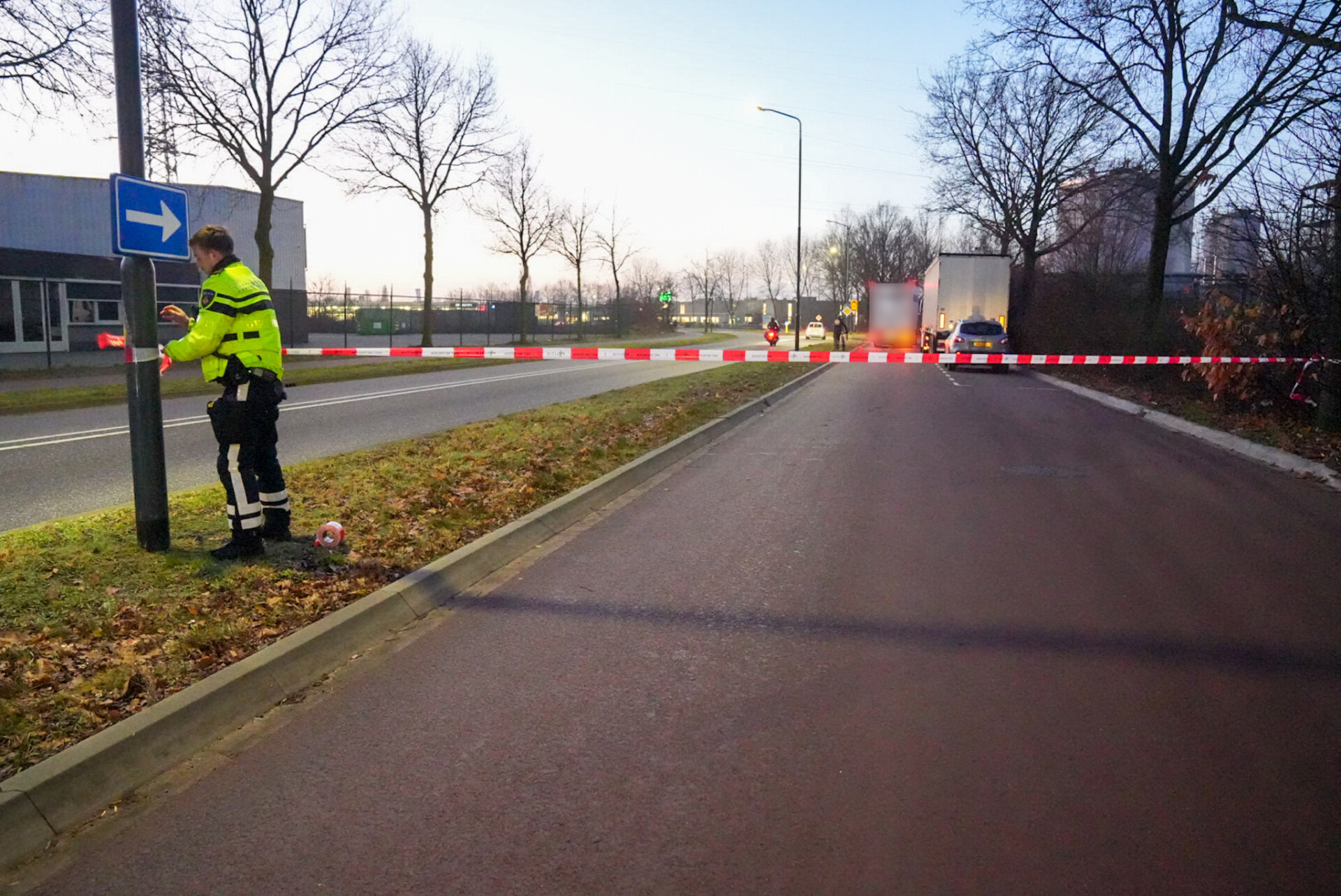 Vrachtwagenchauffeur vindt gewonde vrouw naast drukke weg