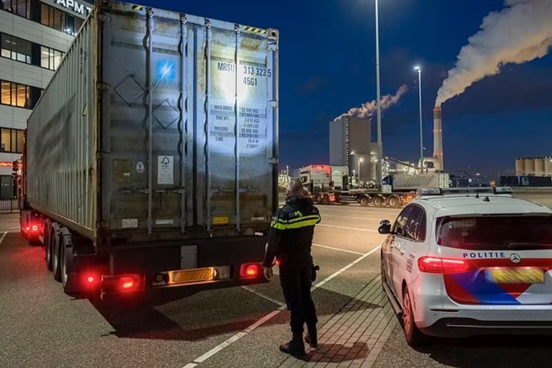 Twee mannen zetten havenmedewerker onder druk om cocaïne binnen te slepen