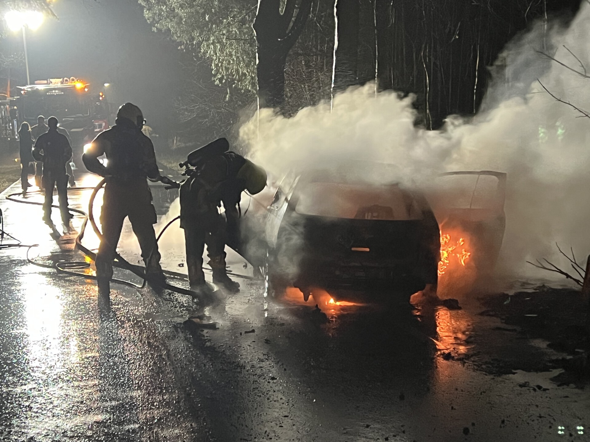 Auto vliegt in brand tijdens het rijden