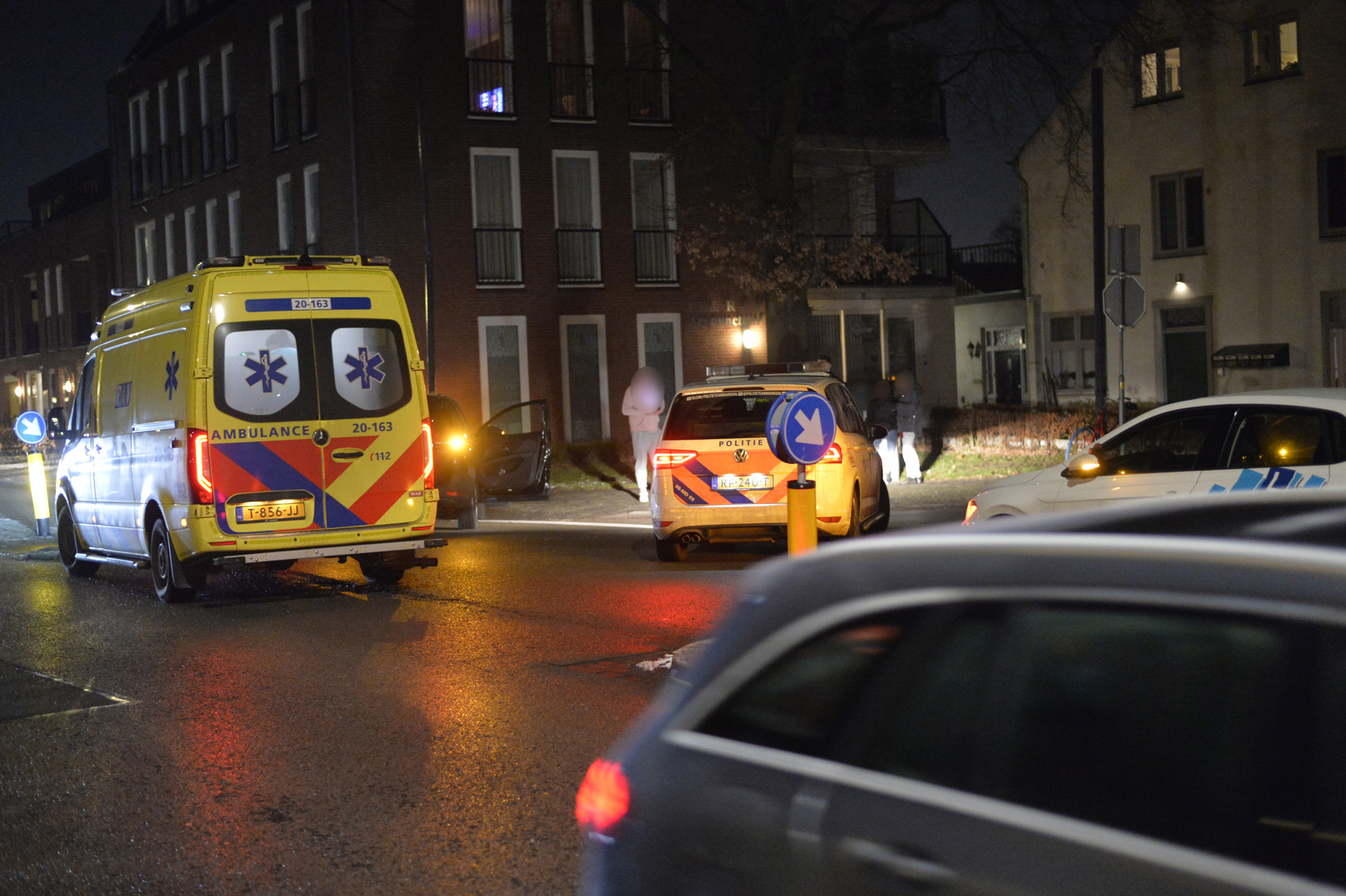 Auto raakt lantaarnpaal na botsing met fietser