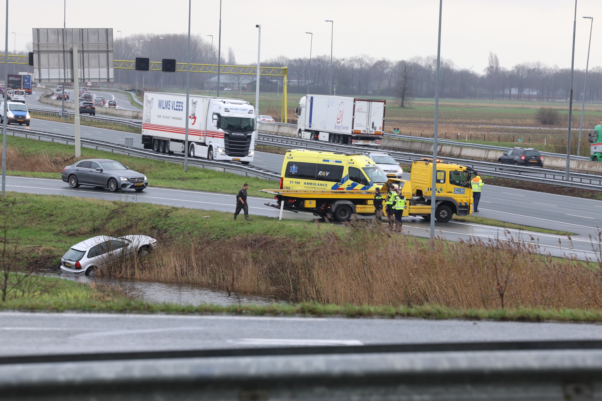 Auto belandt in het water langs de A2 bij Den Bosch