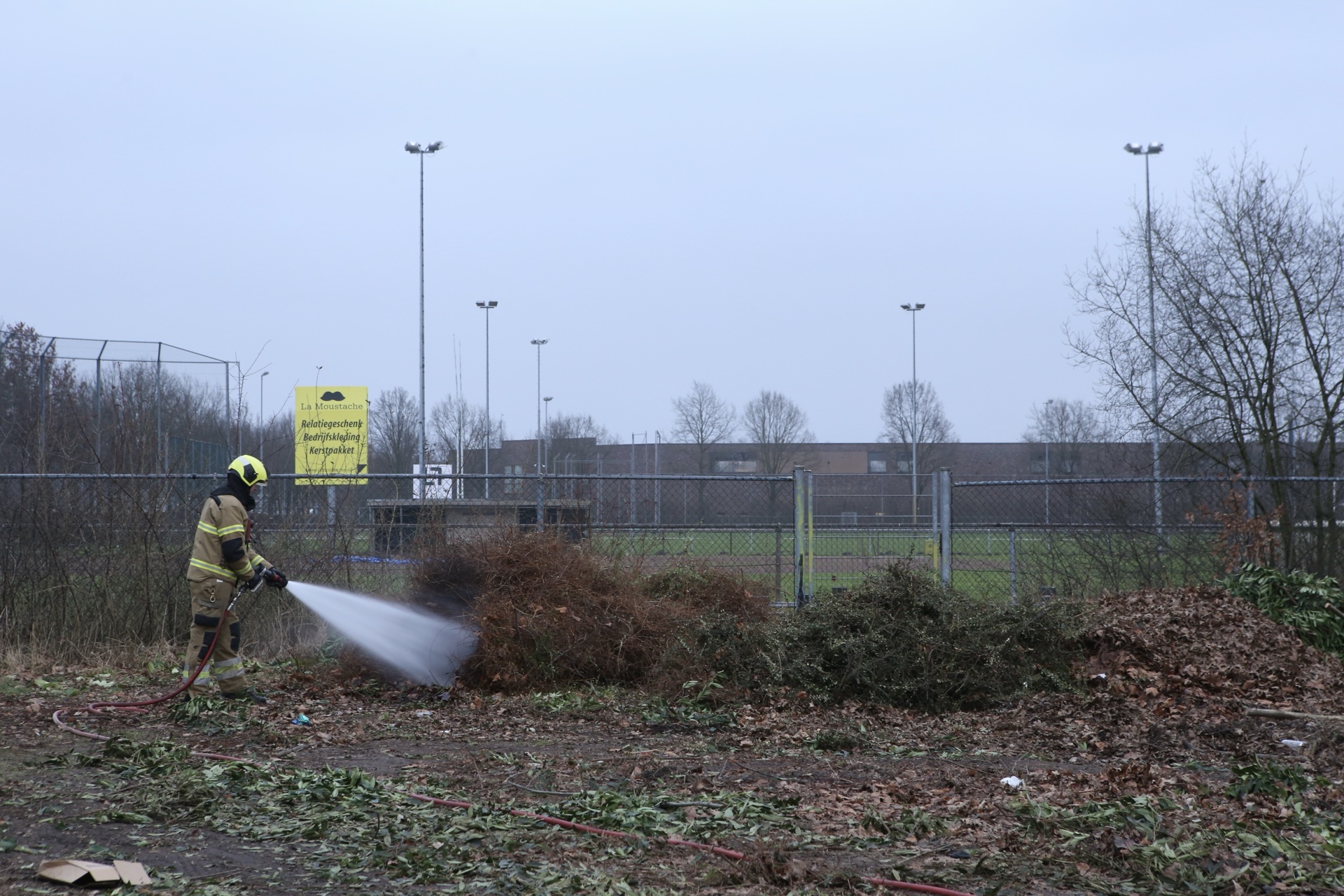 Brandweer dooft smeulbrandje in berg snoeiafval