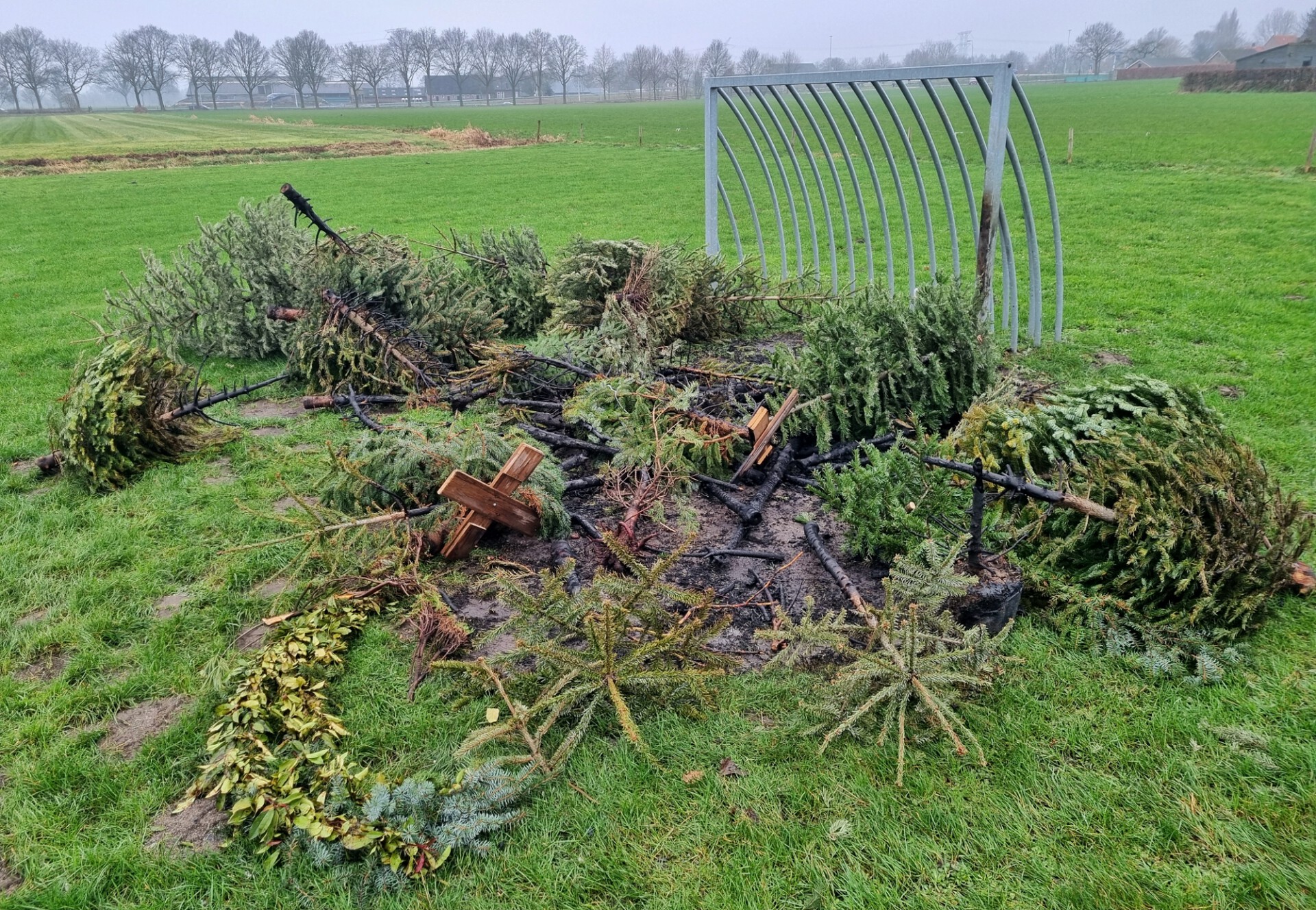 Vandalen steken kerstbomen in brand