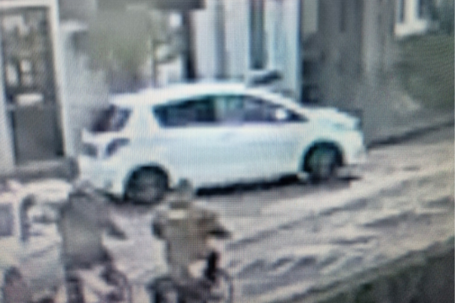 Onbekende gooien zwaar vuurwerk vanuit auto naar vrouw tijdens wandeling met kleinkinderen