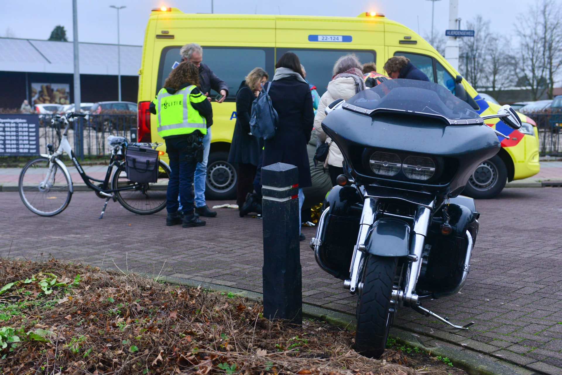 Oudere man botst met motorrijder door onoplettendheid
