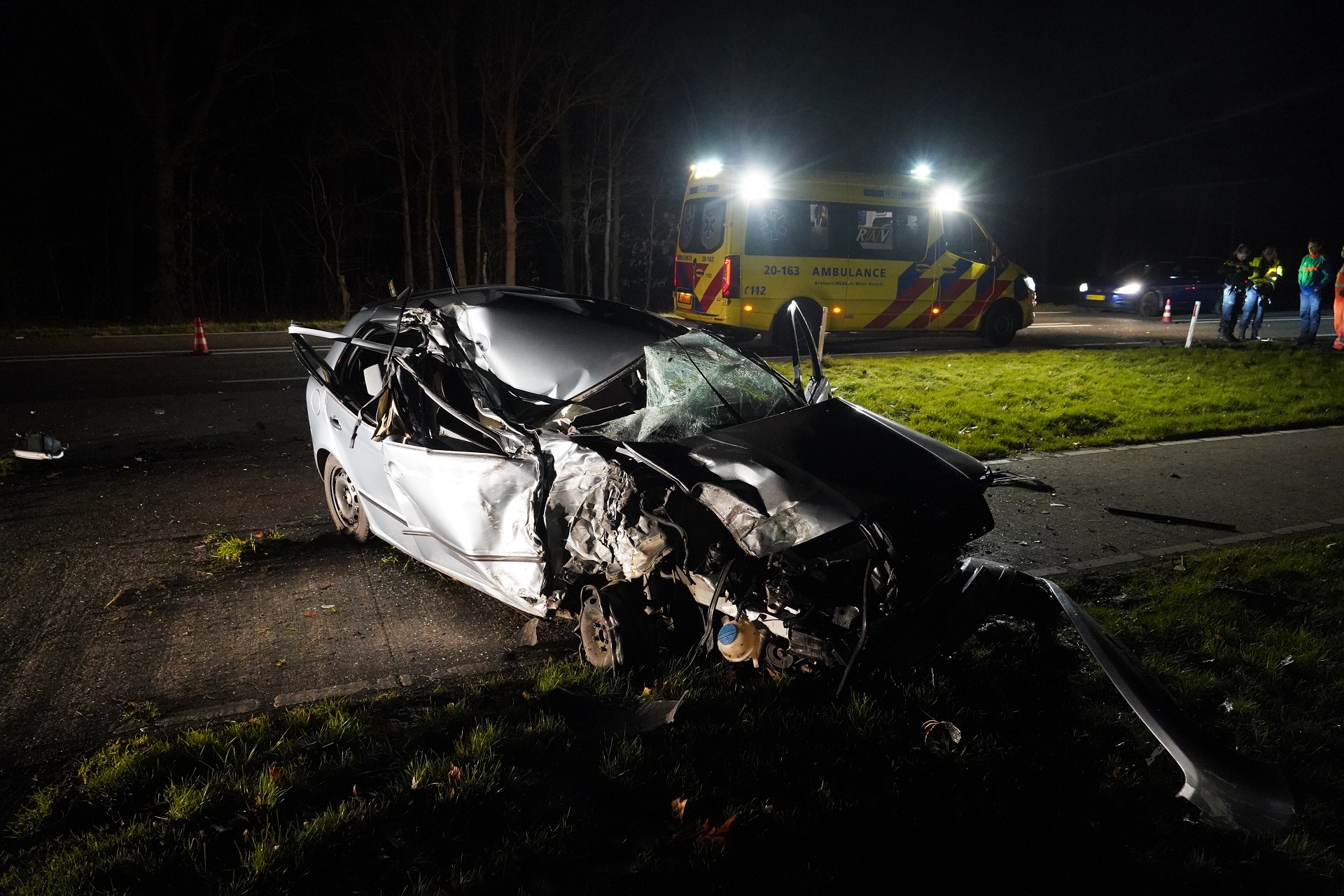 Auto botst frontaal op vrachtwagen in Gilze, bestuurder heeft engeltje op de schouder