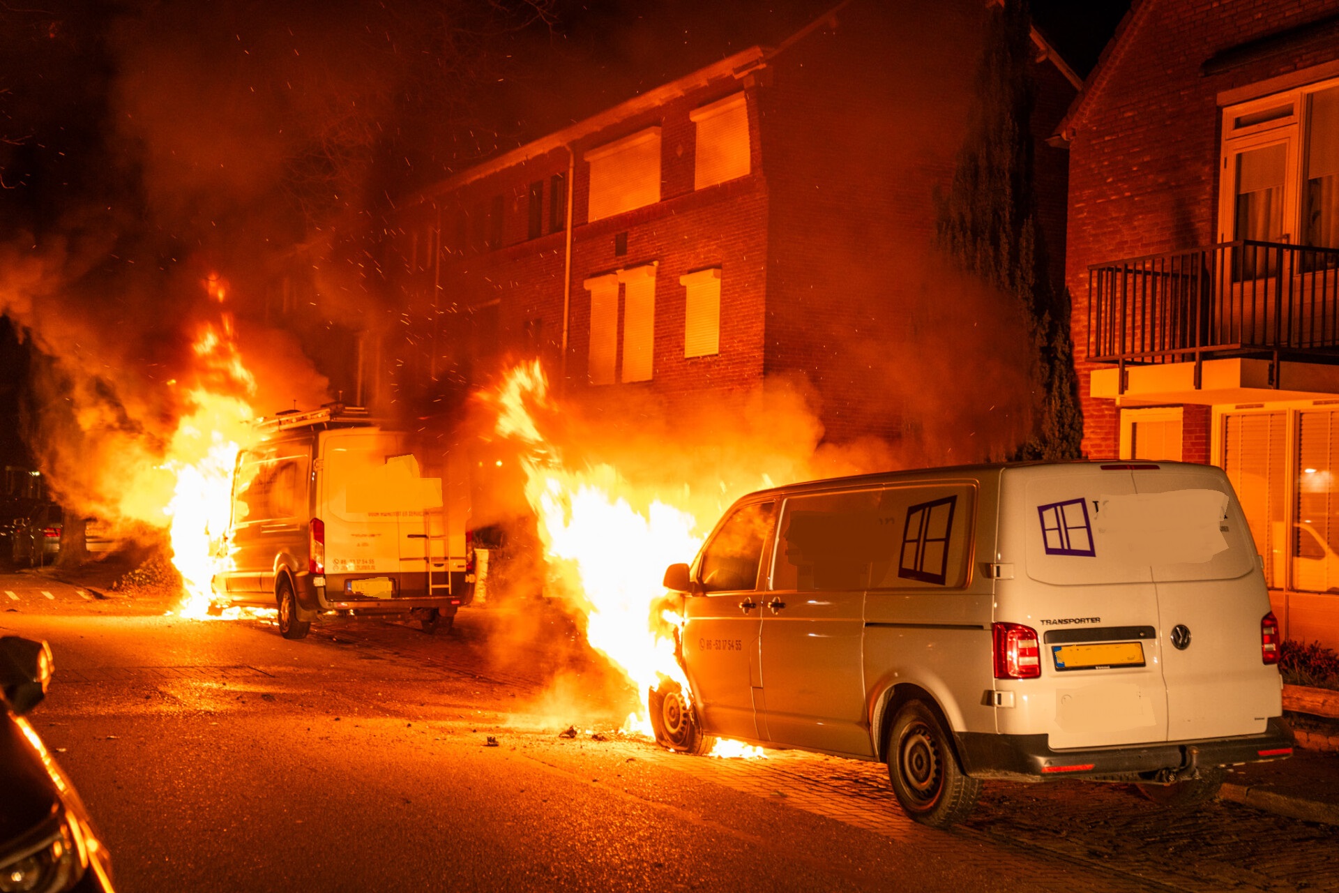 Busjes door brand verwoest, politie onderzoekt brandstichting