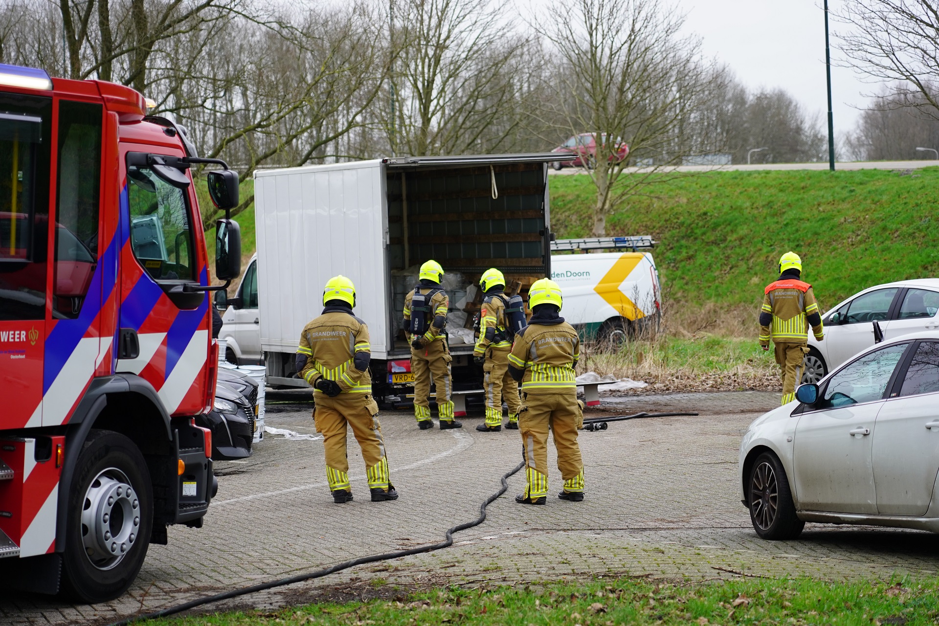 Wiel van bakwagen vliegt in brand tijdens het rijden