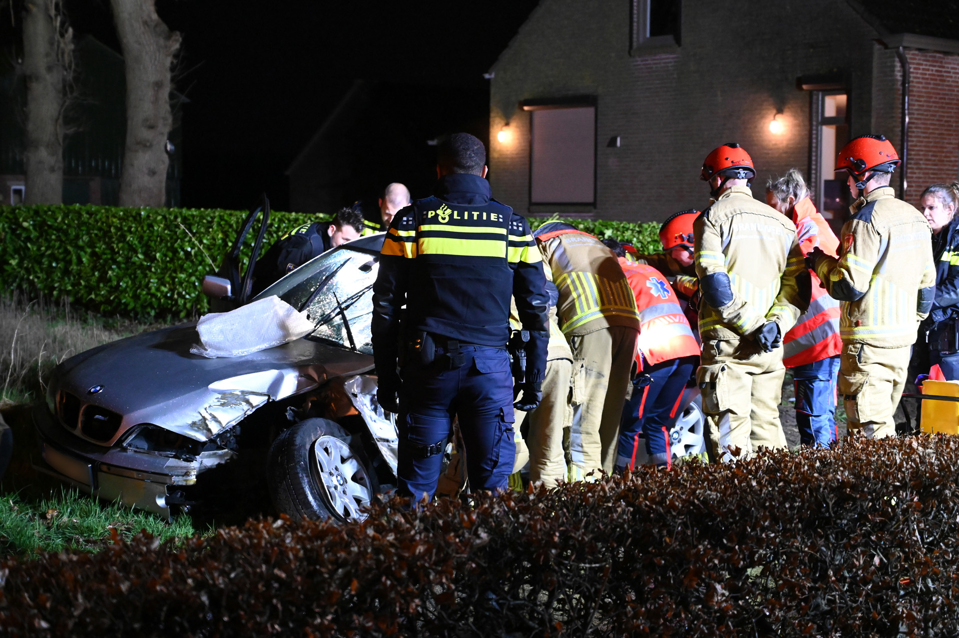 Auto botst tegen boom, bestuurder bekneld