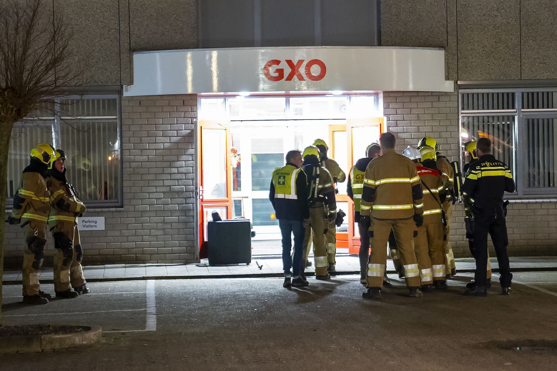 Tientallen medewerkers op straat na brand bij bedrijf