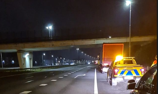 Zeventien vrachtwagenchauffeurs bekeurd voor parkeren op vluchtstrook