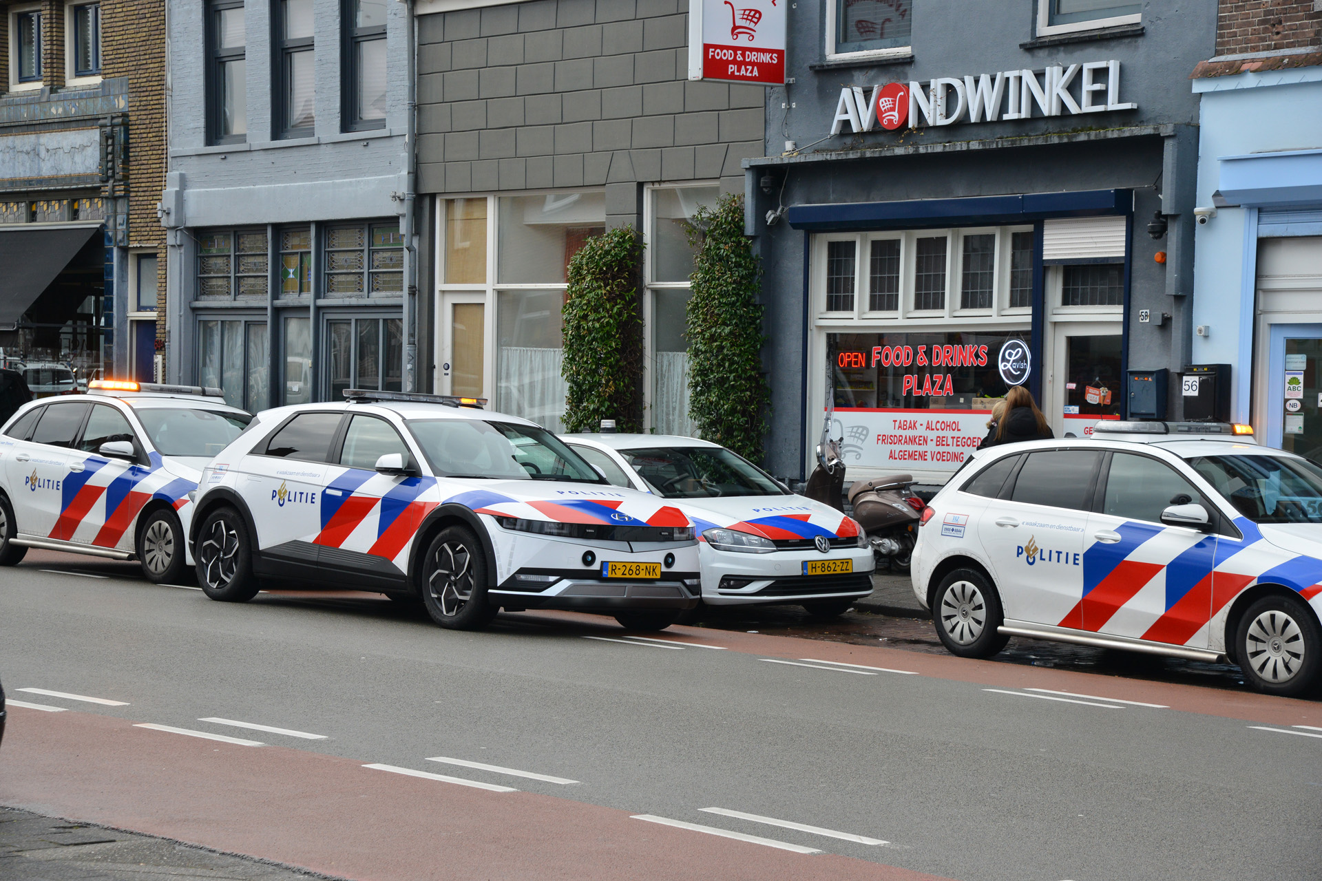 Politie doet onderzoek bij avondwinkel