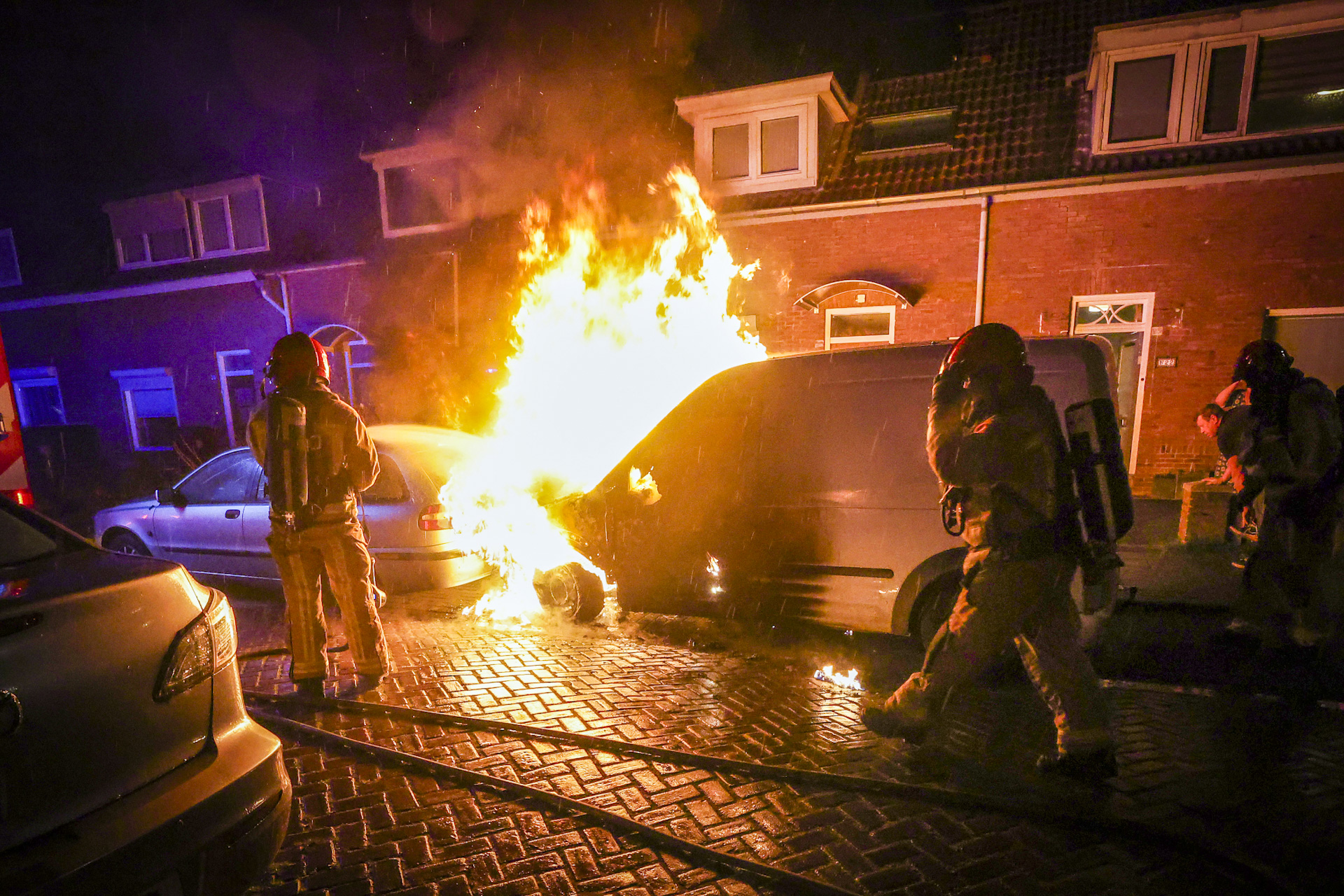 Geparkeerde voertuigen uitgebrand, politie onderzoekt brandstichting