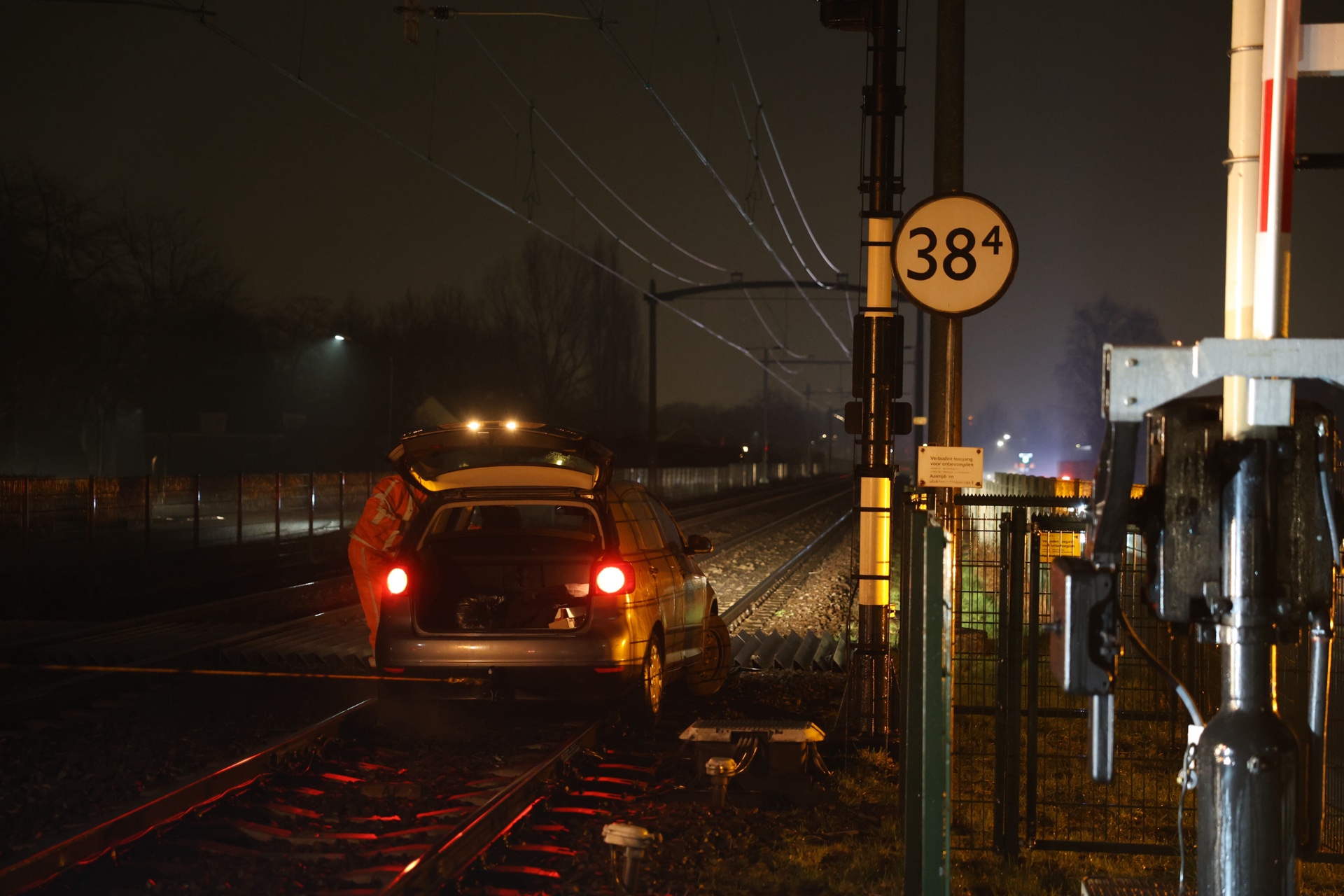 Navigatie verkeerd begrepen: auto belandt op spoor