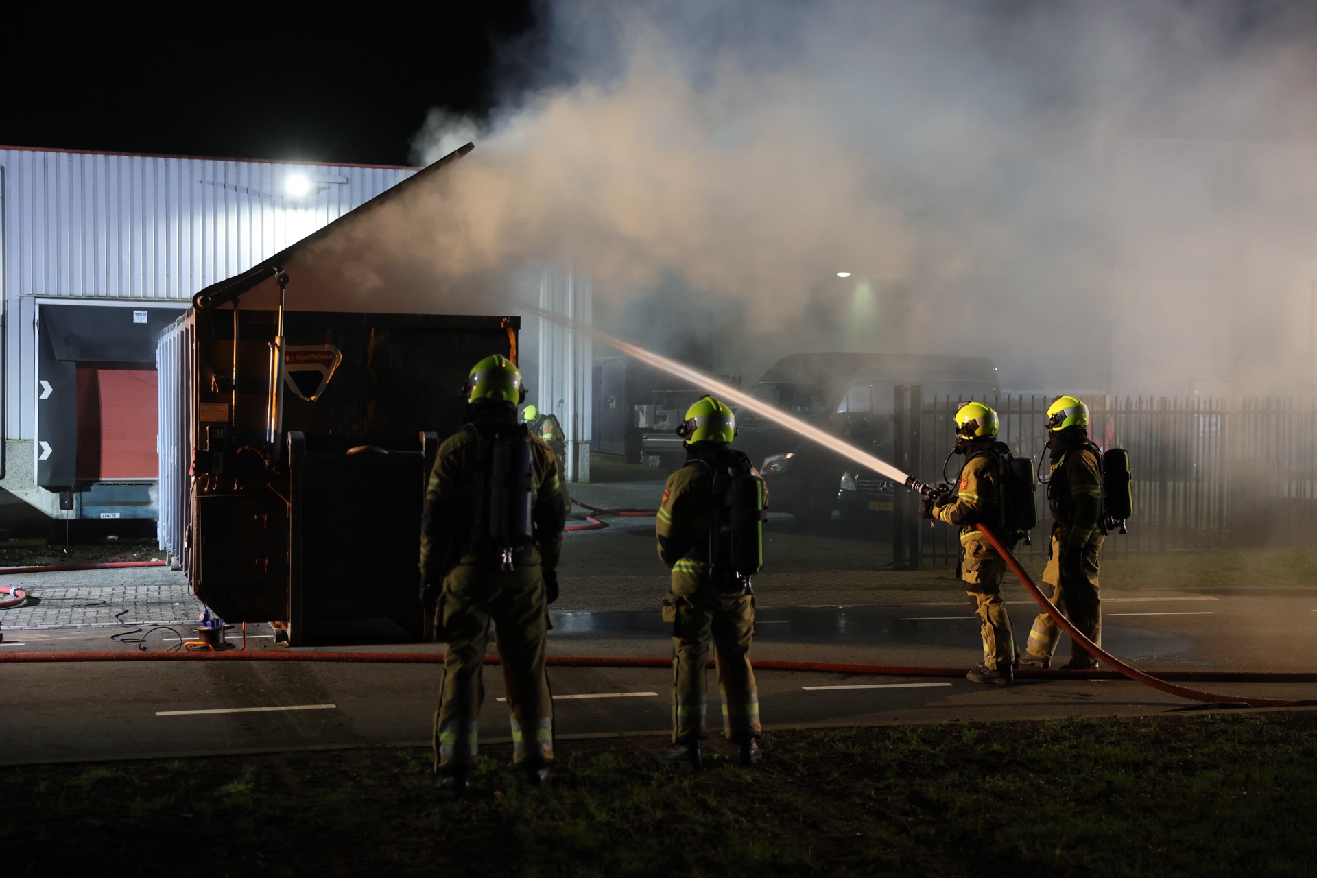 Container vliegt in brand naast bedrijfspand