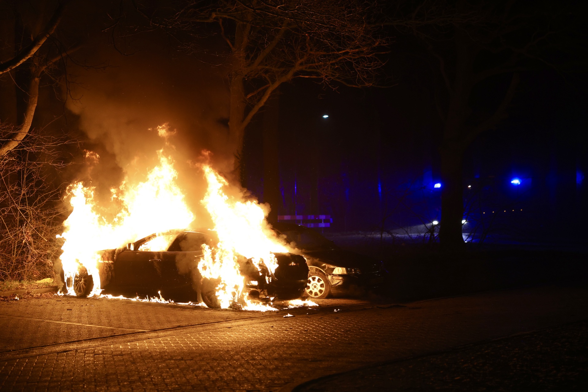 Maserati in lichterlaaie op carpoolplaats
