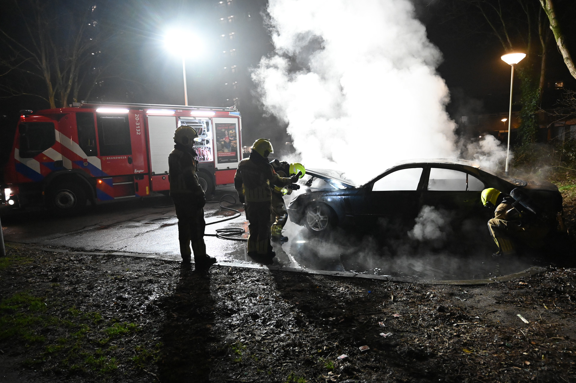 Auto uitgebrand op parkeerplaats, politie onderzoekt brandstichting