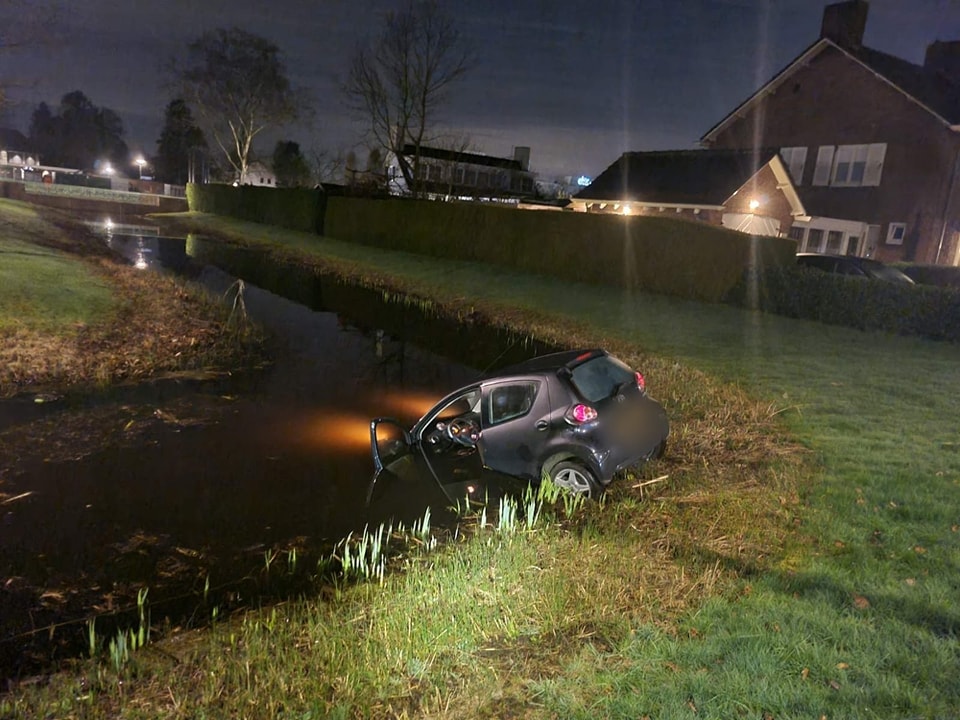 Dronken automobilist belandt in water en moet rijbewijs inleveren