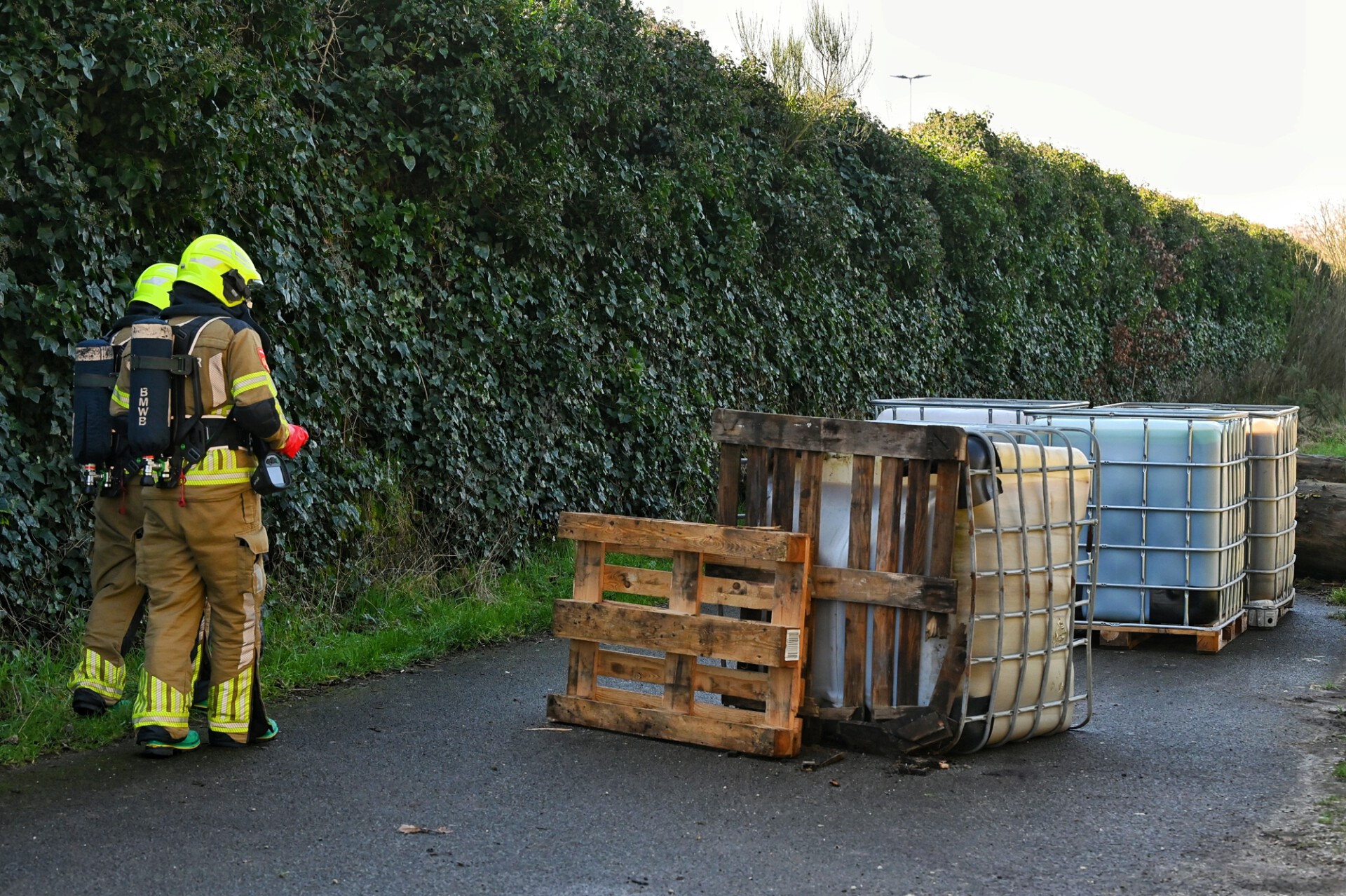 Grote vaten met drugsafval gedumpt in buitengebied