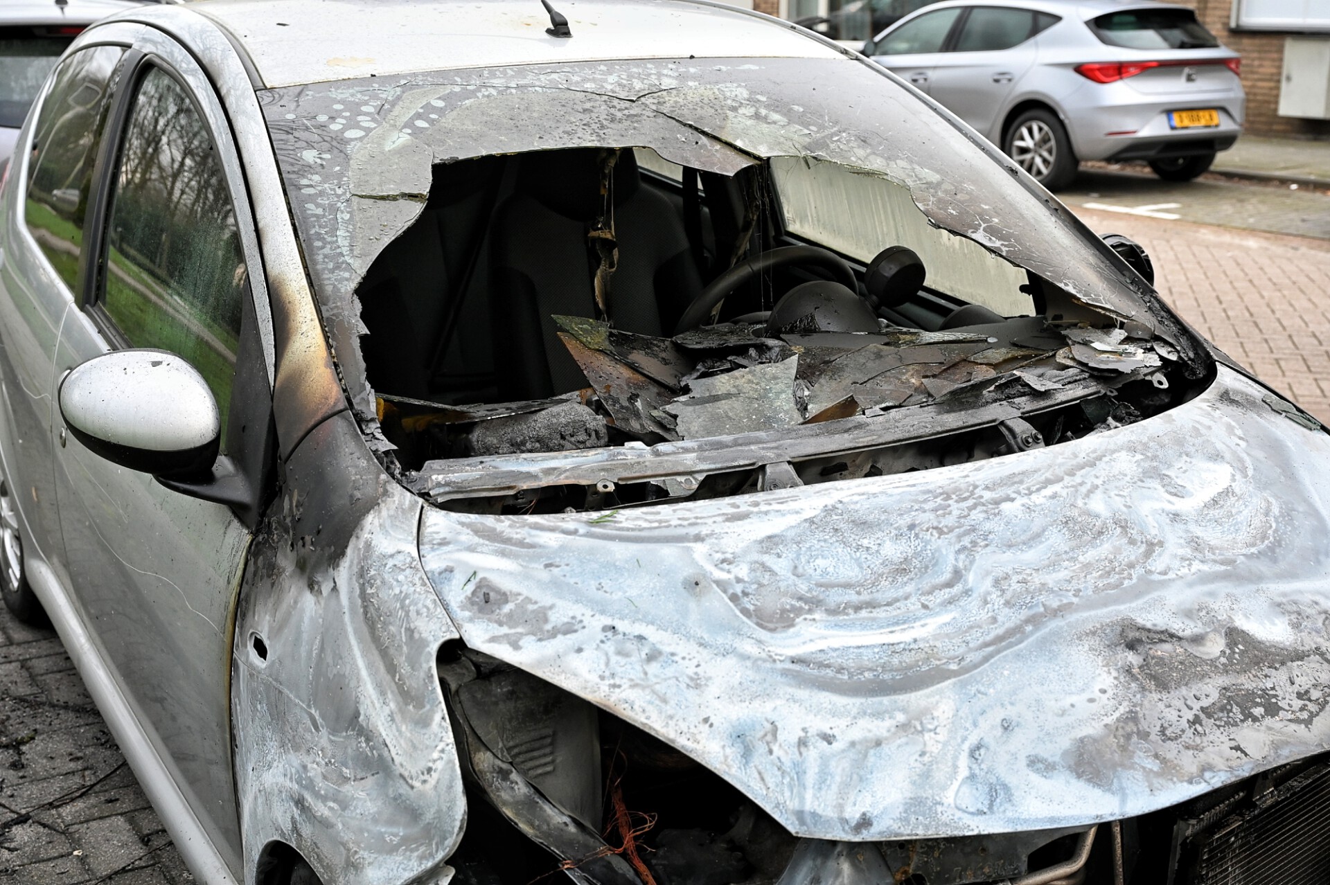 Auto volledig verwoest door brand