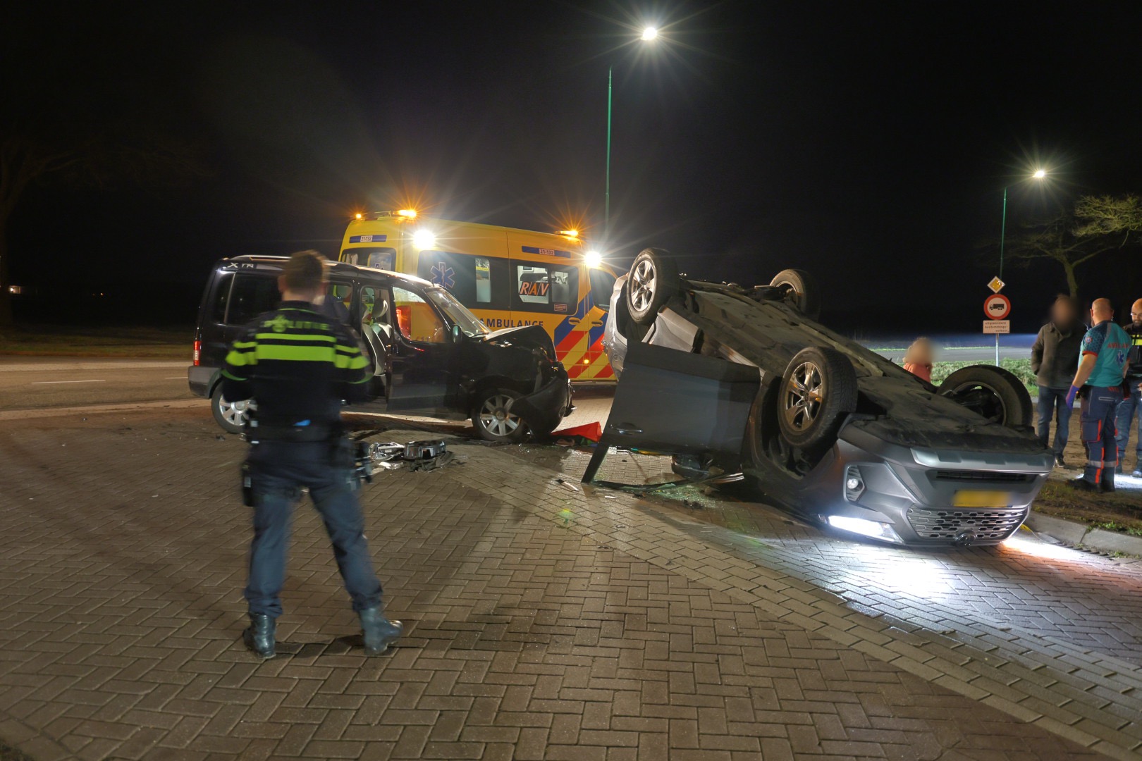 Auto vliegt over de kop na aanrijding op kruising