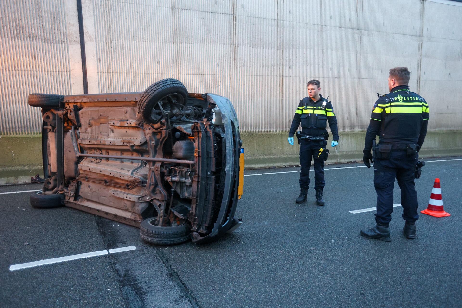 Auto belandt op z’n kant na eenzijdig ongeval in tunnel
